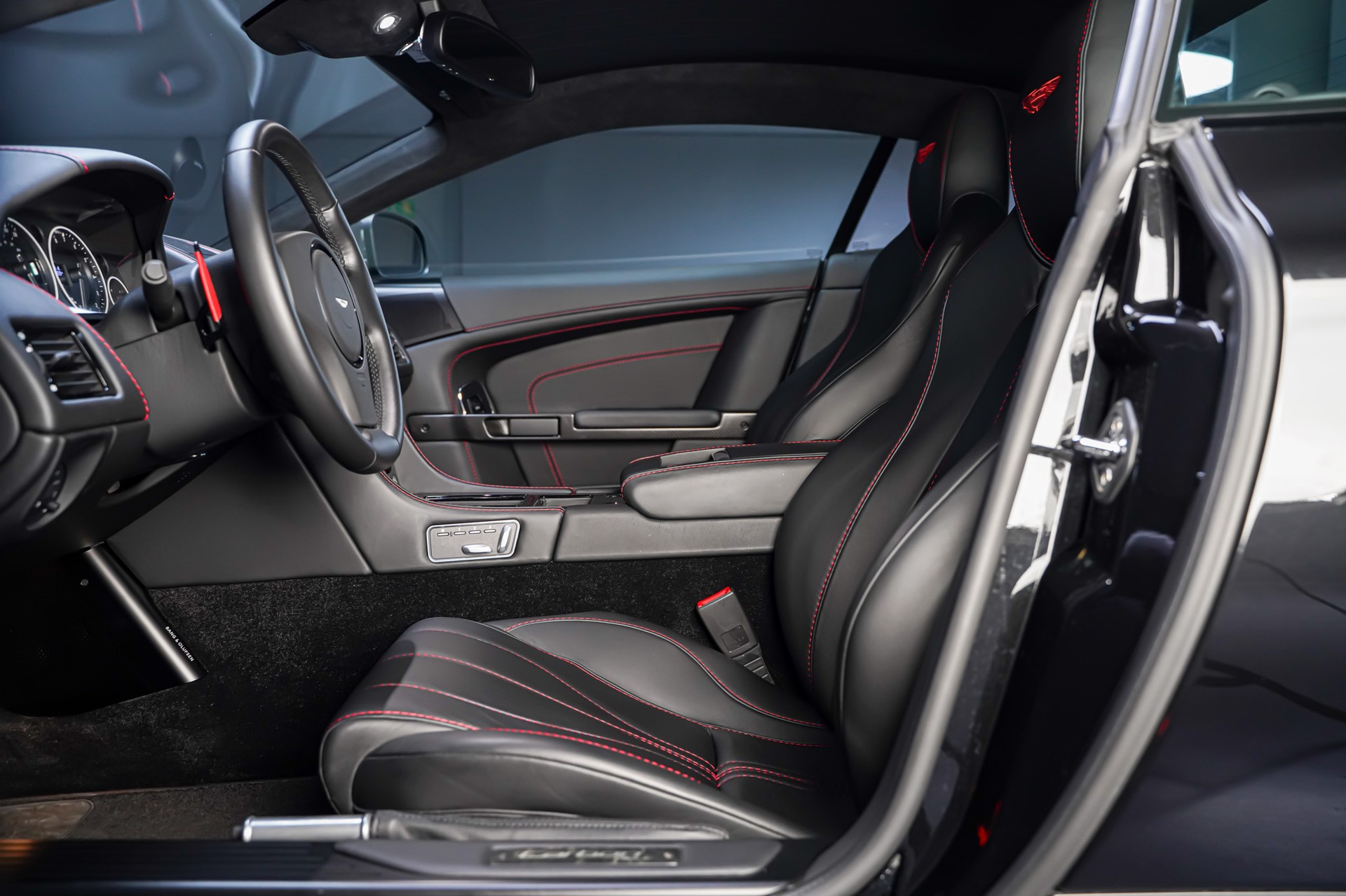 ASTON MARTIN DB9 Carbon Black Touchtronic 2-image-11