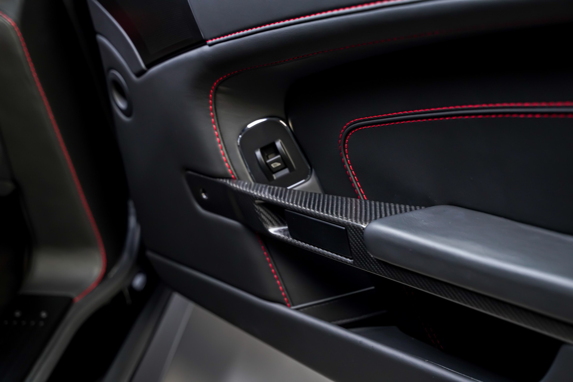 ASTON MARTIN DB9 Carbon Black Touchtronic 2-image-16