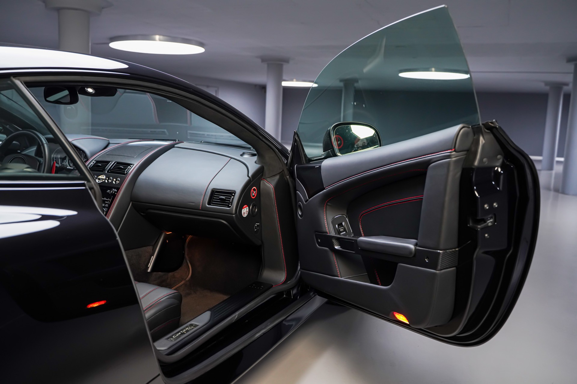 ASTON MARTIN DB9 Carbon Black Touchtronic 2-image-15