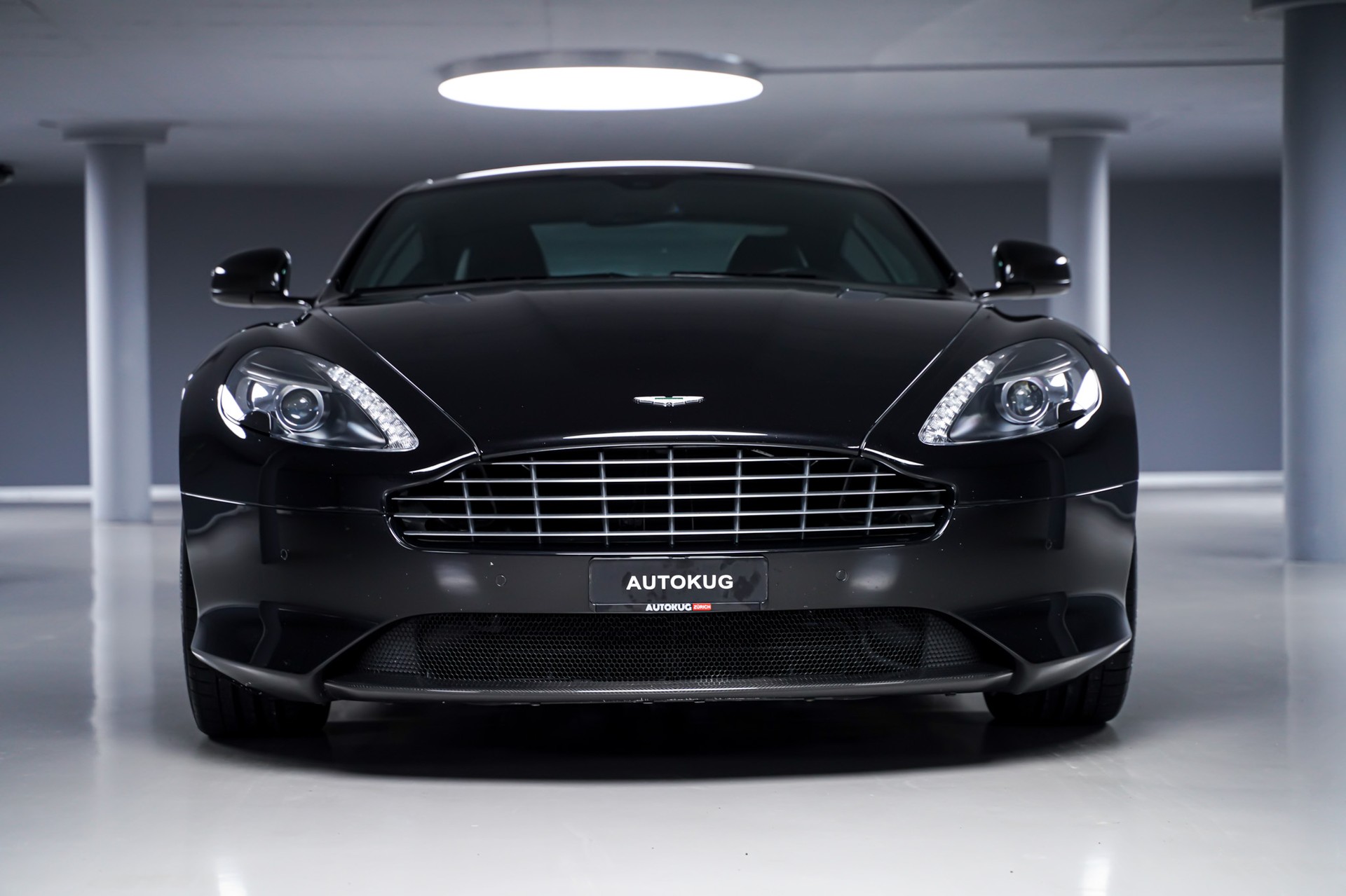 ASTON MARTIN DB9 Carbon Black Touchtronic 2-showroom-element-1