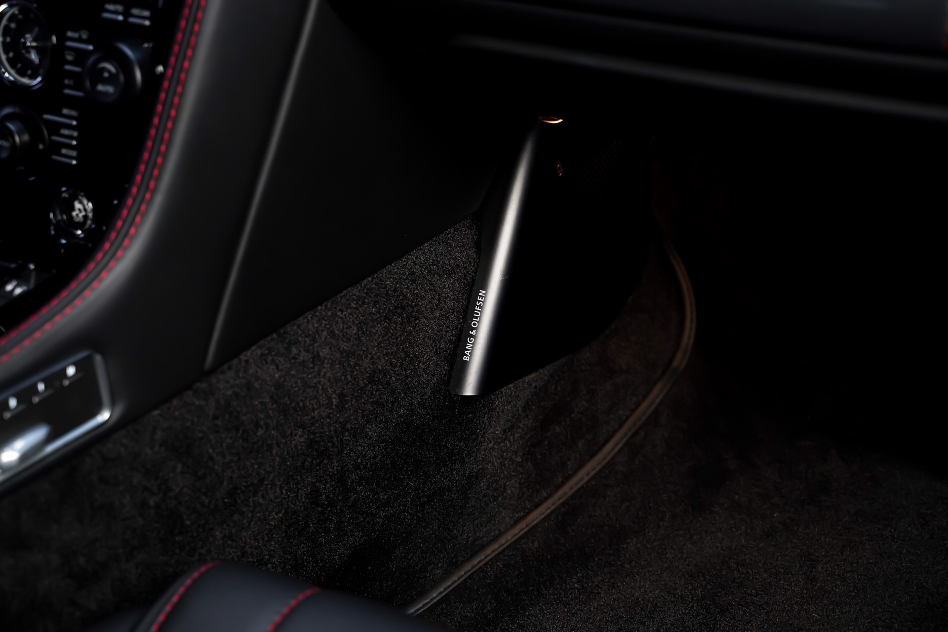 ASTON MARTIN DB9 Carbon Black Touchtronic 2-image-18