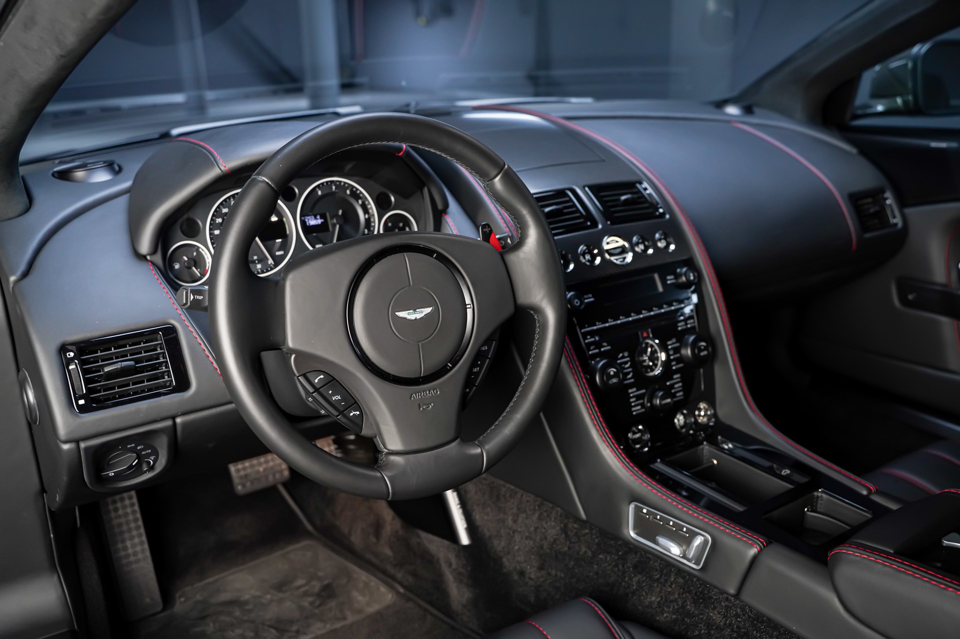 ASTON MARTIN DB9 Carbon Black Touchtronic 2-image-10