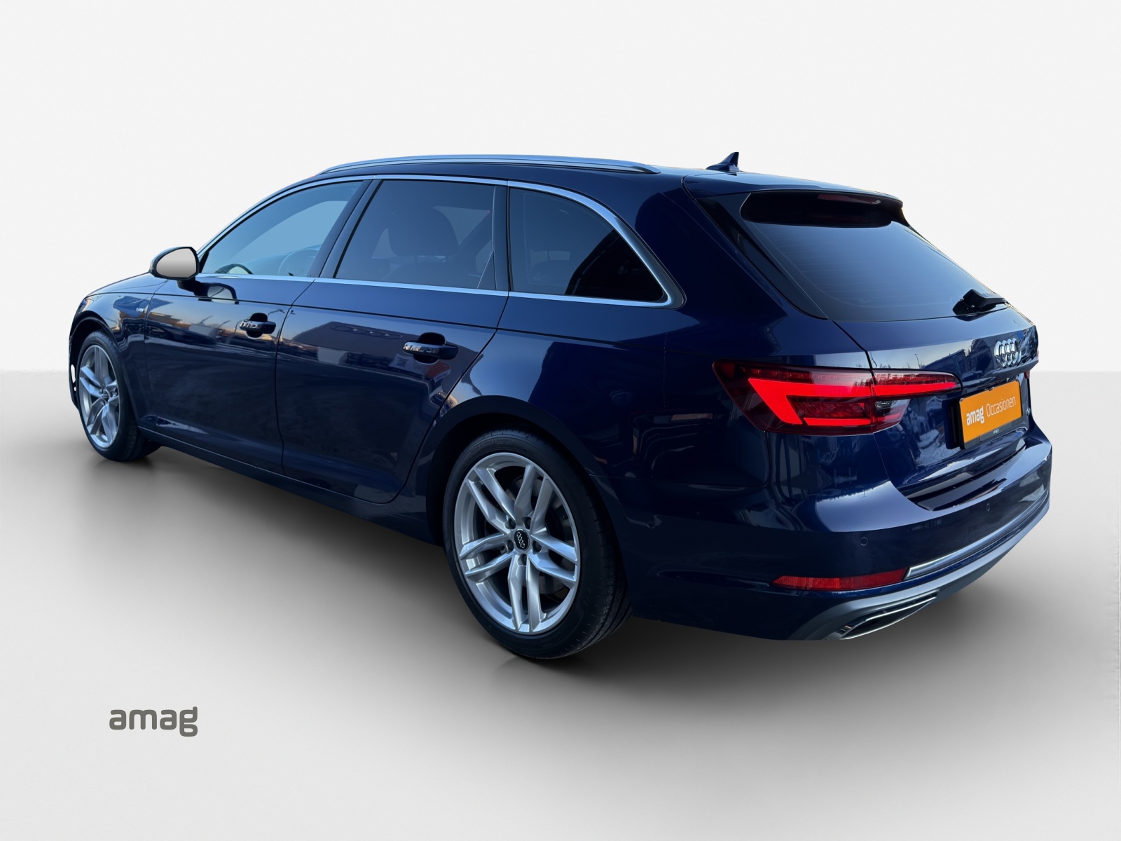 AUDI A4 Avant 45 TFSI Sport Attraction S-tronic quattro-image-2