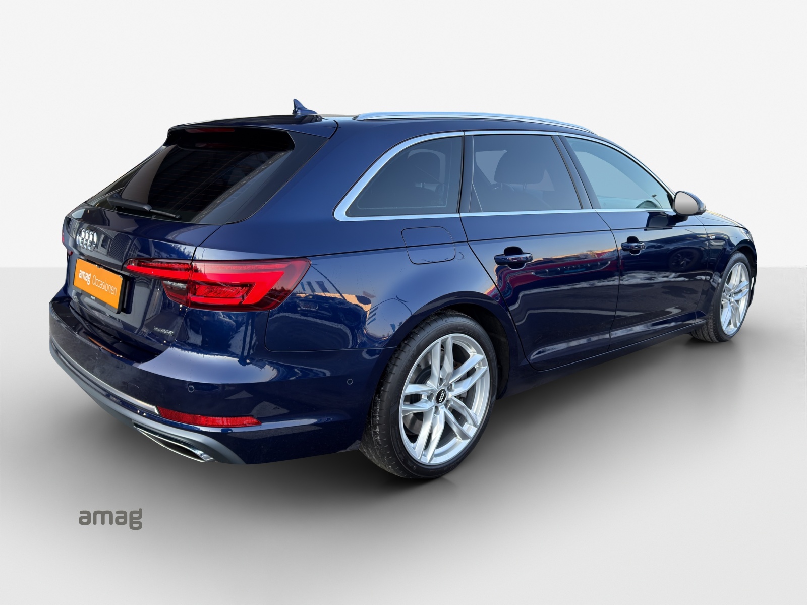AUDI A4 Avant 45 TFSI Sport Attraction S-tronic quattro-image-4