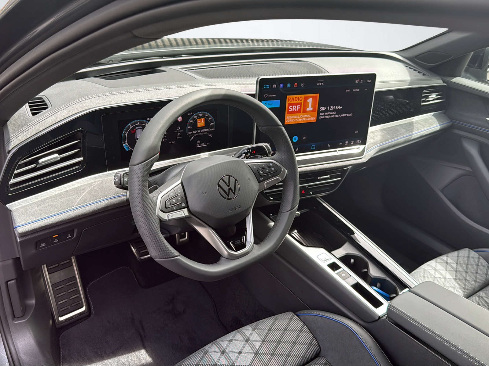 VW Passat Variant 2.0 TSI R-Line DSG 4motion-image-8