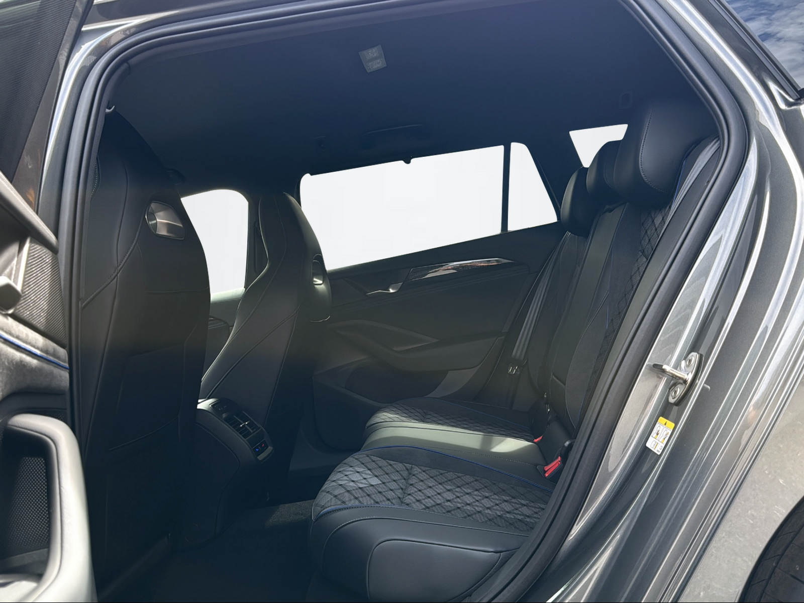 VW Passat Variant 2.0 TSI R-Line DSG 4motion-image-10