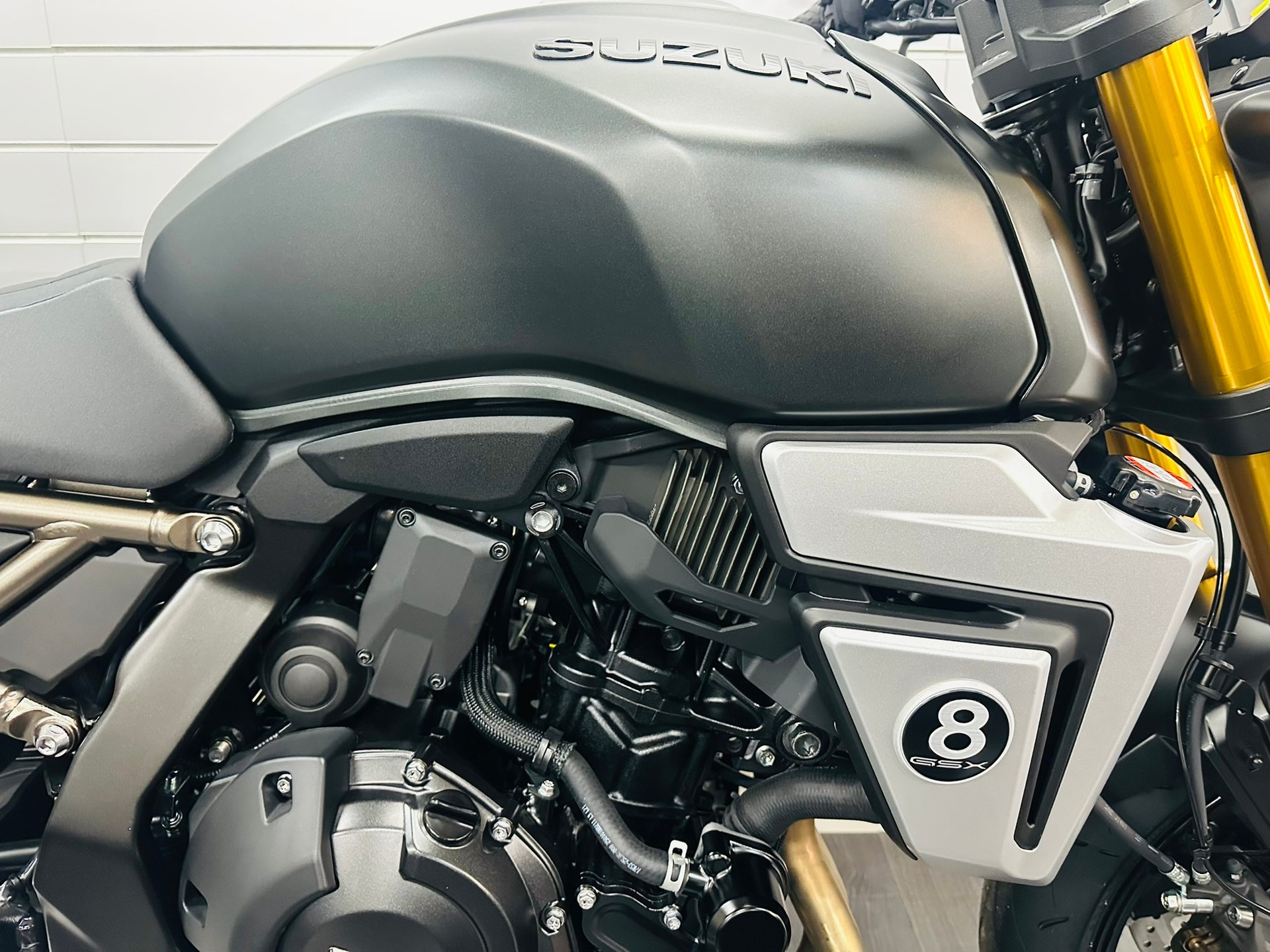 SUZUKI GSX-8T-showroom-element-1