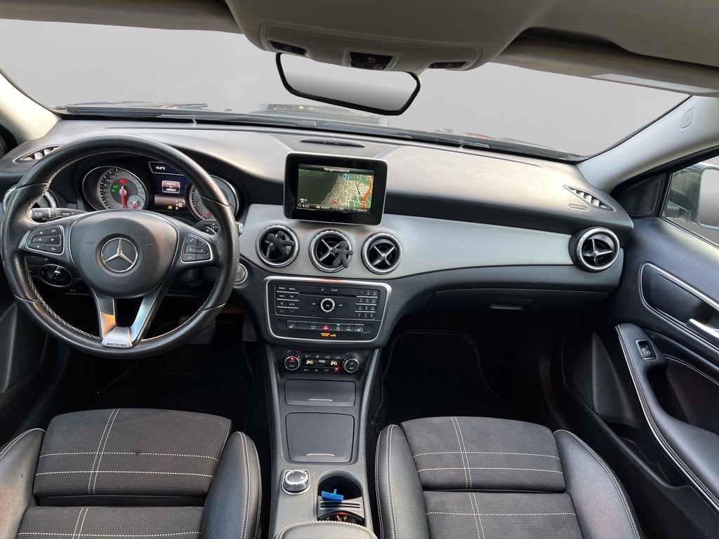 MERCEDES-BENZ GLA 200 AMG Line 7G-DCT-image-11