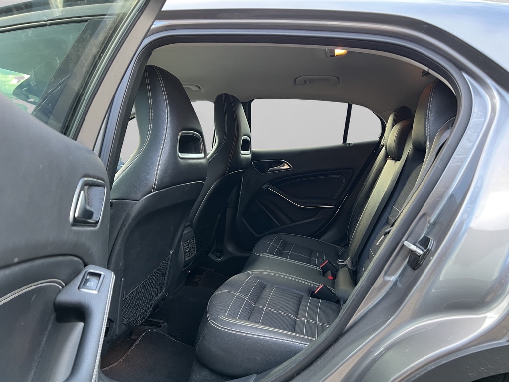 MERCEDES-BENZ GLA 200 AMG Line 7G-DCT-image-10