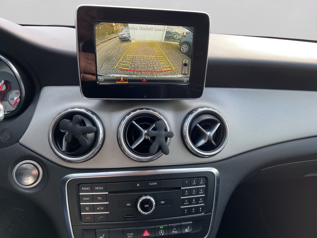 MERCEDES-BENZ GLA 200 AMG Line 7G-DCT-image-13