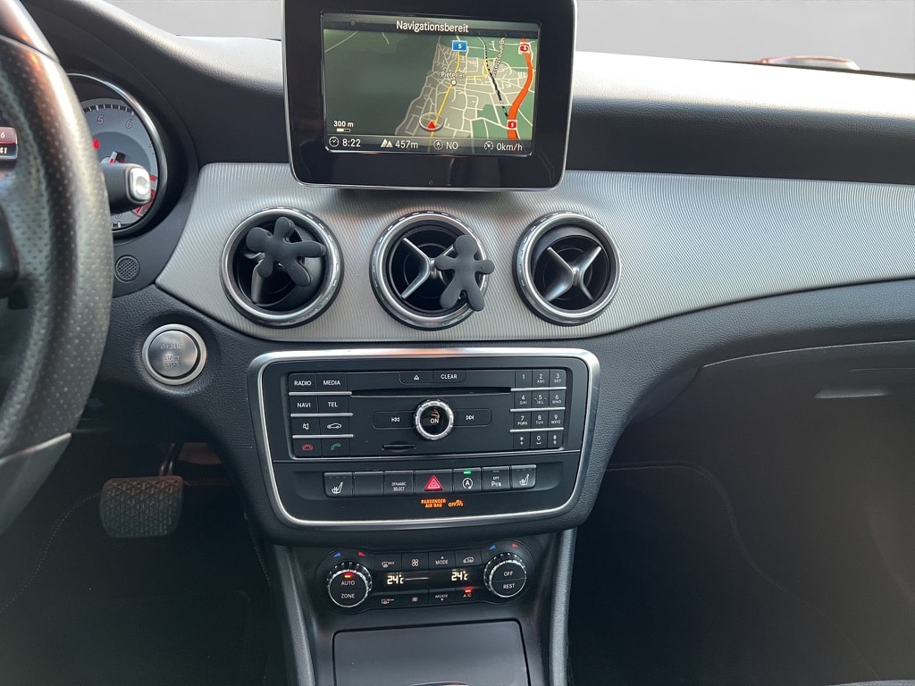 MERCEDES-BENZ GLA 200 AMG Line 7G-DCT-image-14