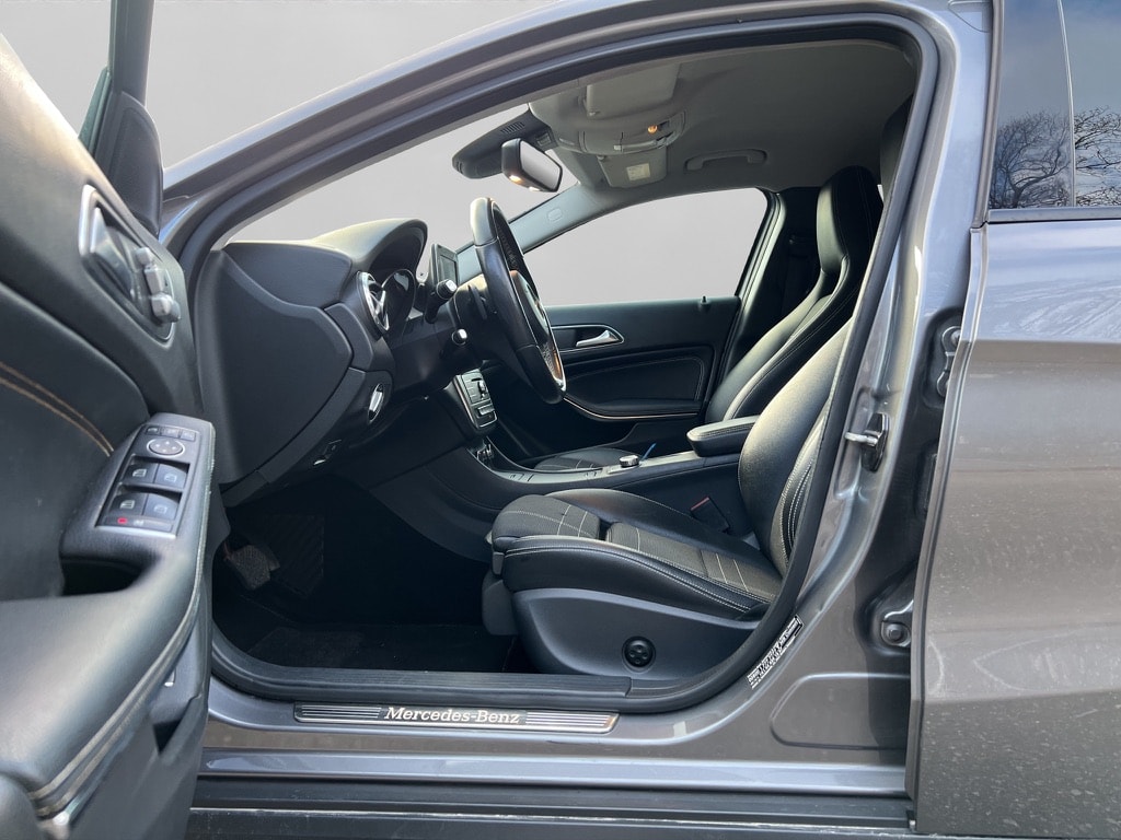 MERCEDES-BENZ GLA 200 AMG Line 7G-DCT-image-8