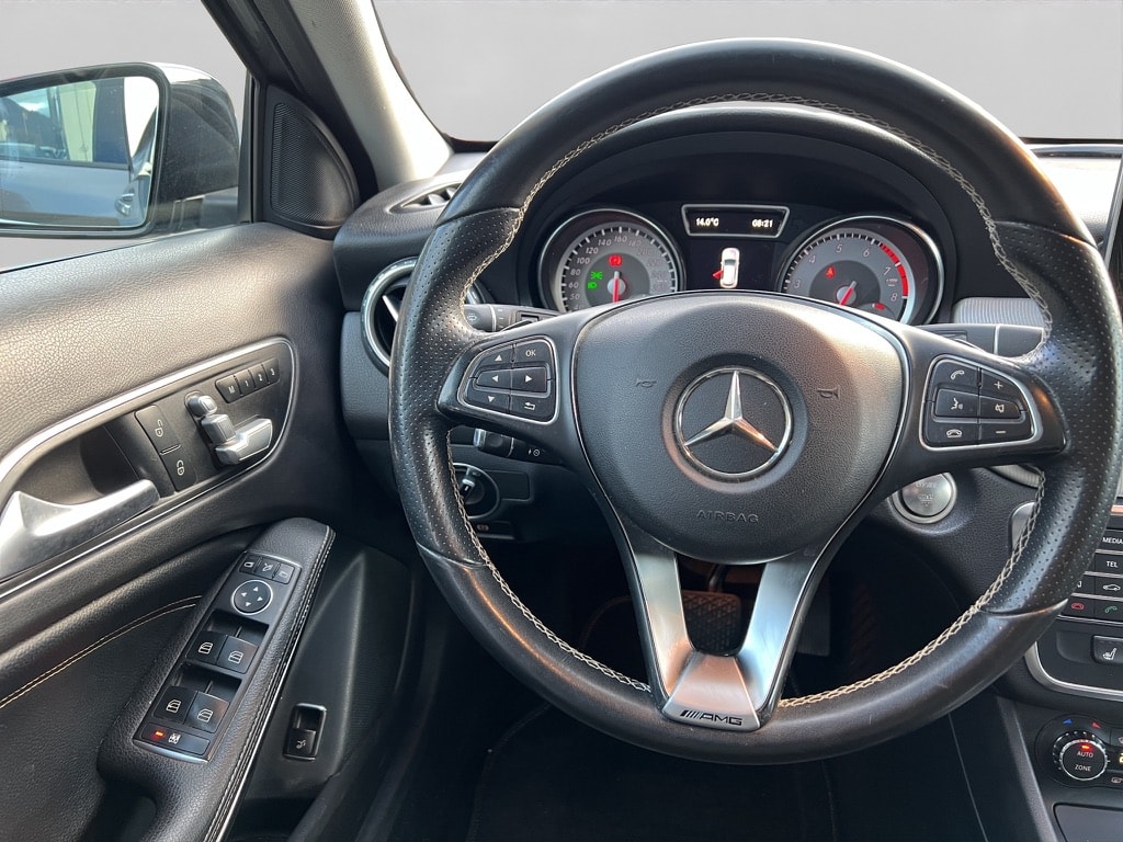 MERCEDES-BENZ GLA 200 AMG Line 7G-DCT-image-12