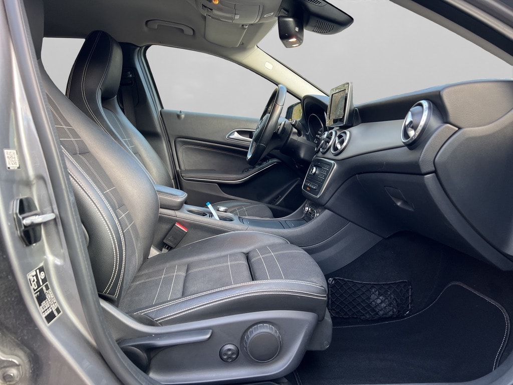 MERCEDES-BENZ GLA 200 AMG Line 7G-DCT-image-9