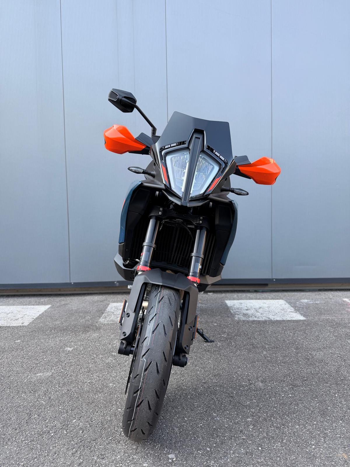 KTM 890 SMT 2026-showroom-element-3