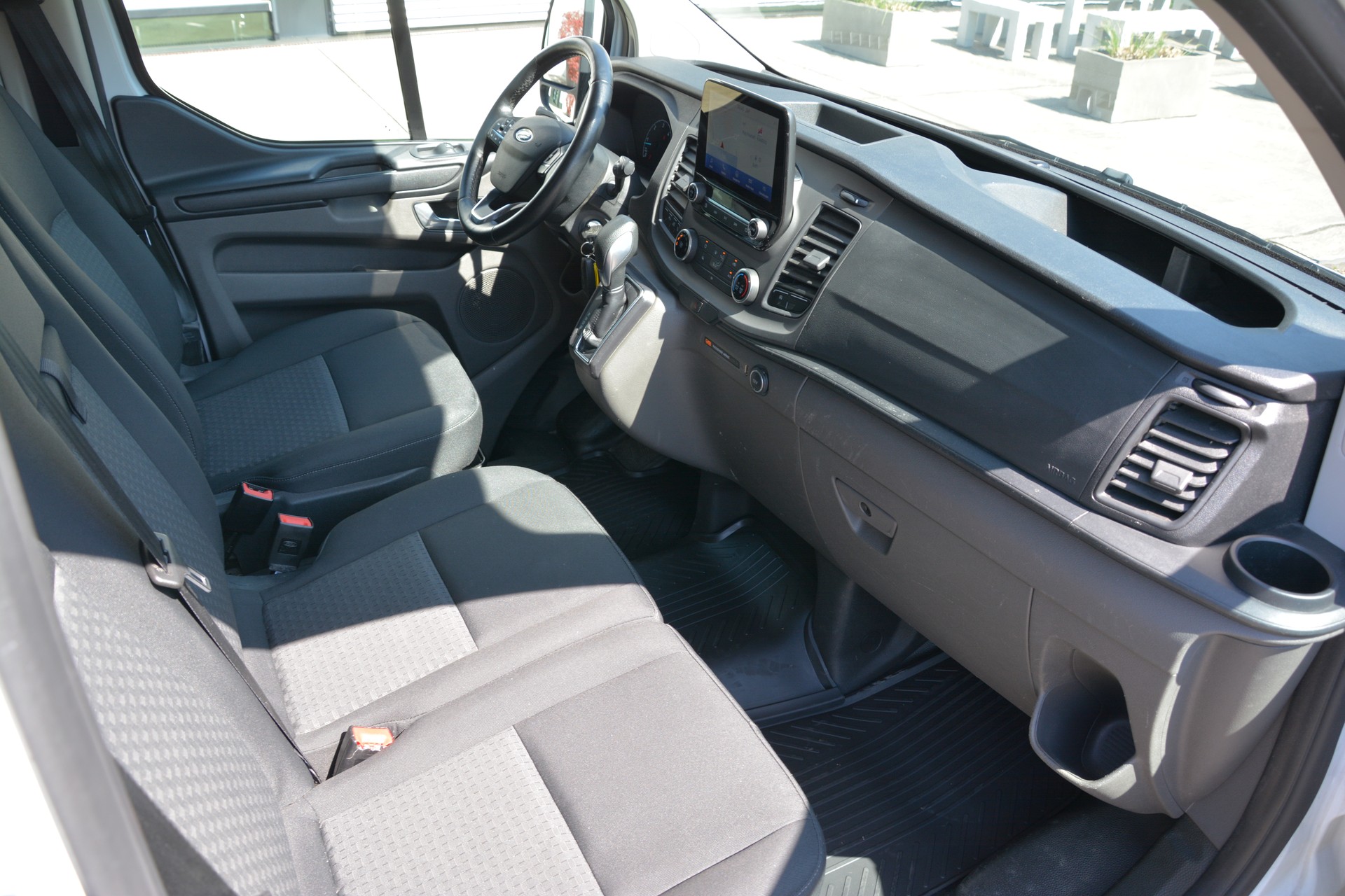 FORD Transit Custom Van 300 L2H1 Trend A-image-10
