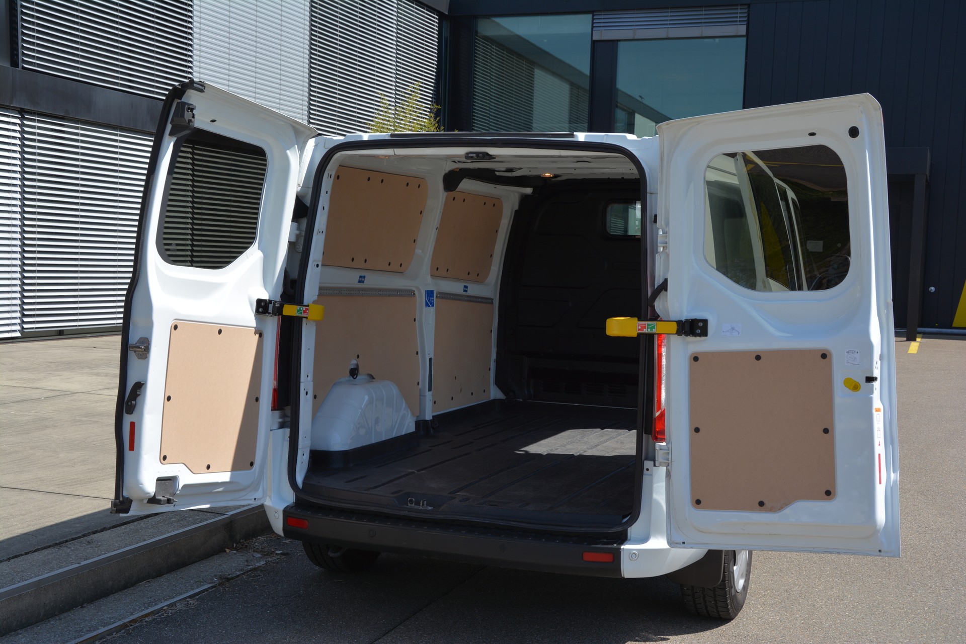 FORD Transit Custom Van 300 L2H1 Trend A-image-12