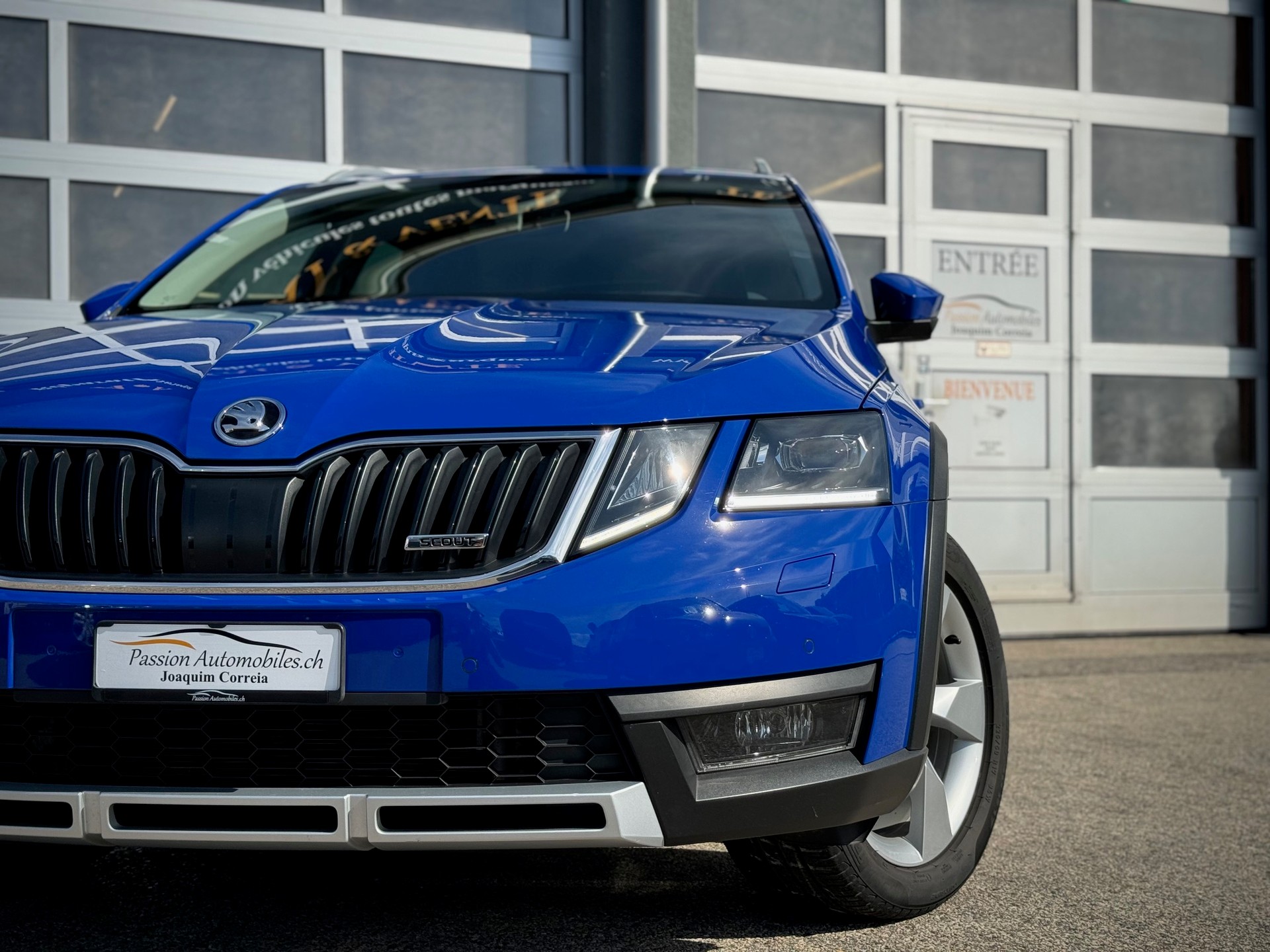 SKODA Octavia Combi 2.0 TDI Scout 4x4 DSG - Véhicule Suisse (CH)-image-2