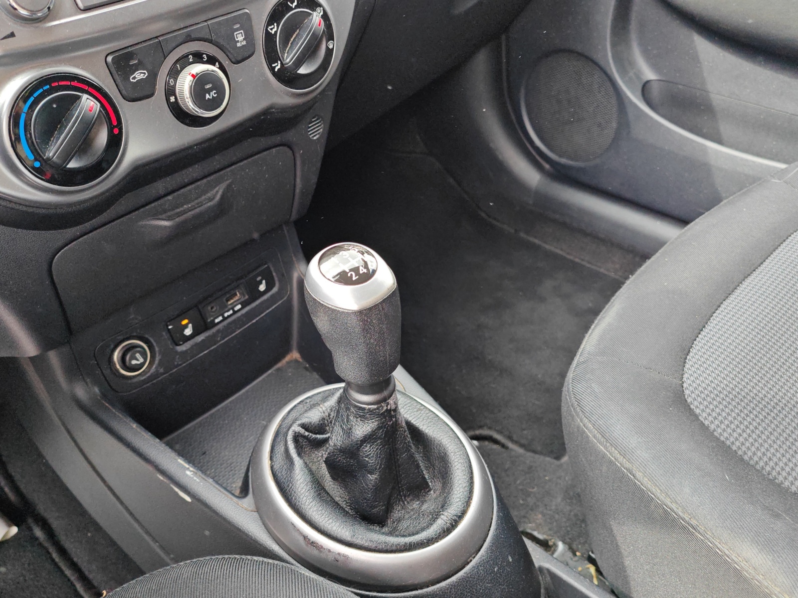 HYUNDAI i20 1.4 Style [Expertise du jour + Garantie 12 mois + Service & Immat. Offerts]-image-14