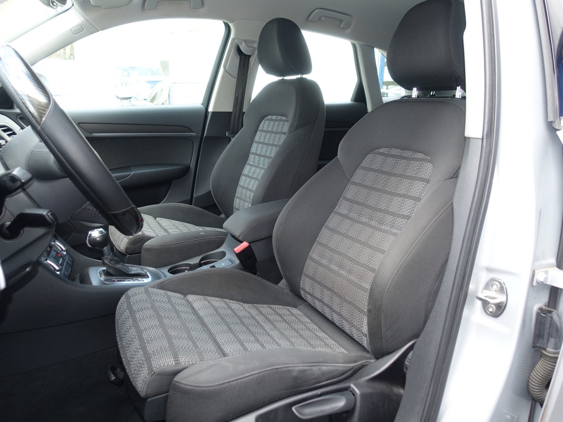 AUDI Q3 2.0 TFSI quattro S-tronic-image-8