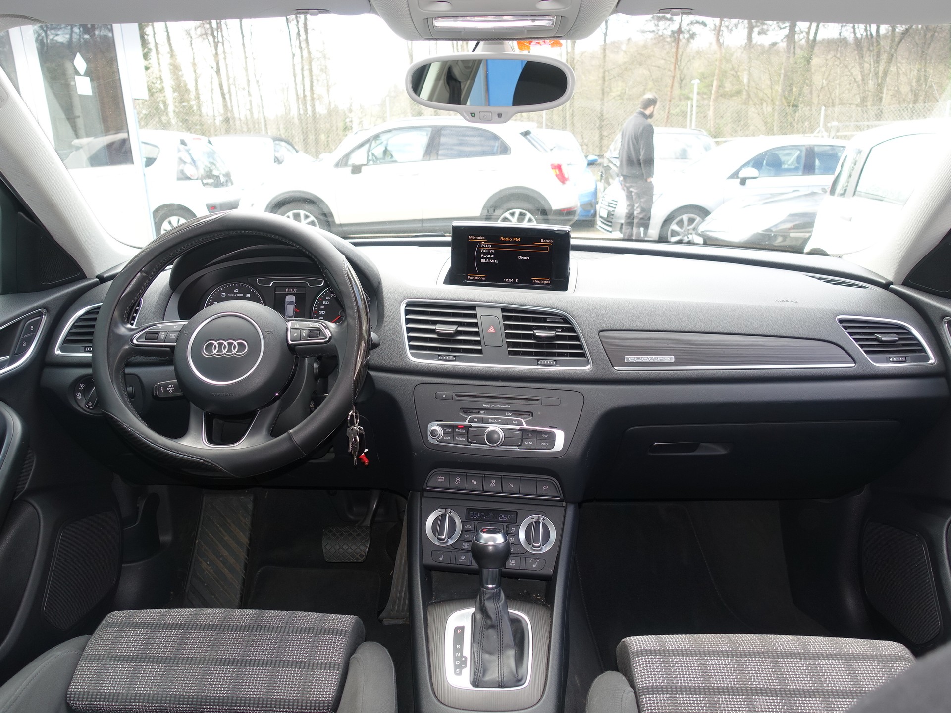 AUDI Q3 2.0 TFSI quattro S-tronic-image-10