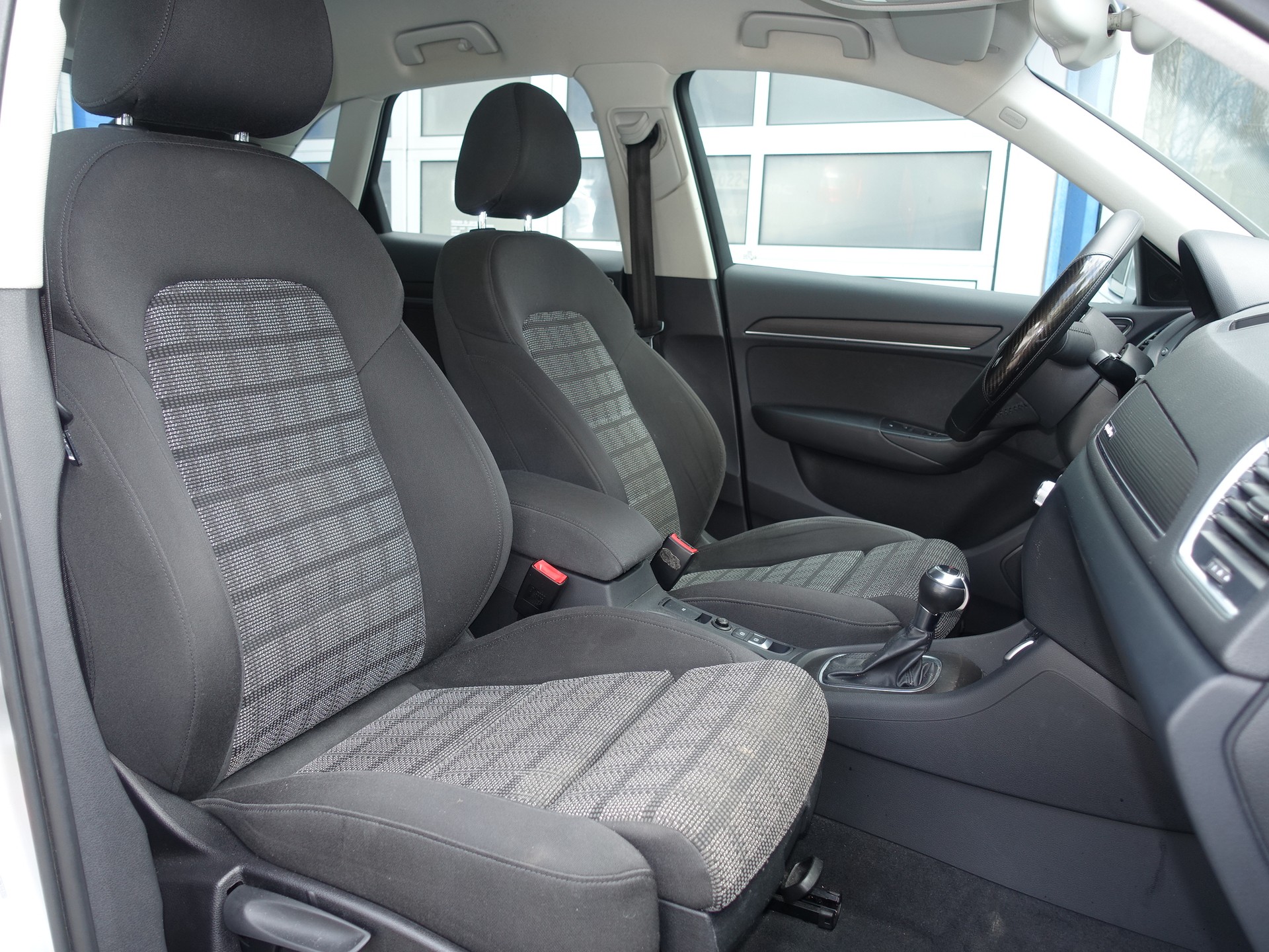 AUDI Q3 2.0 TFSI quattro S-tronic-image-9