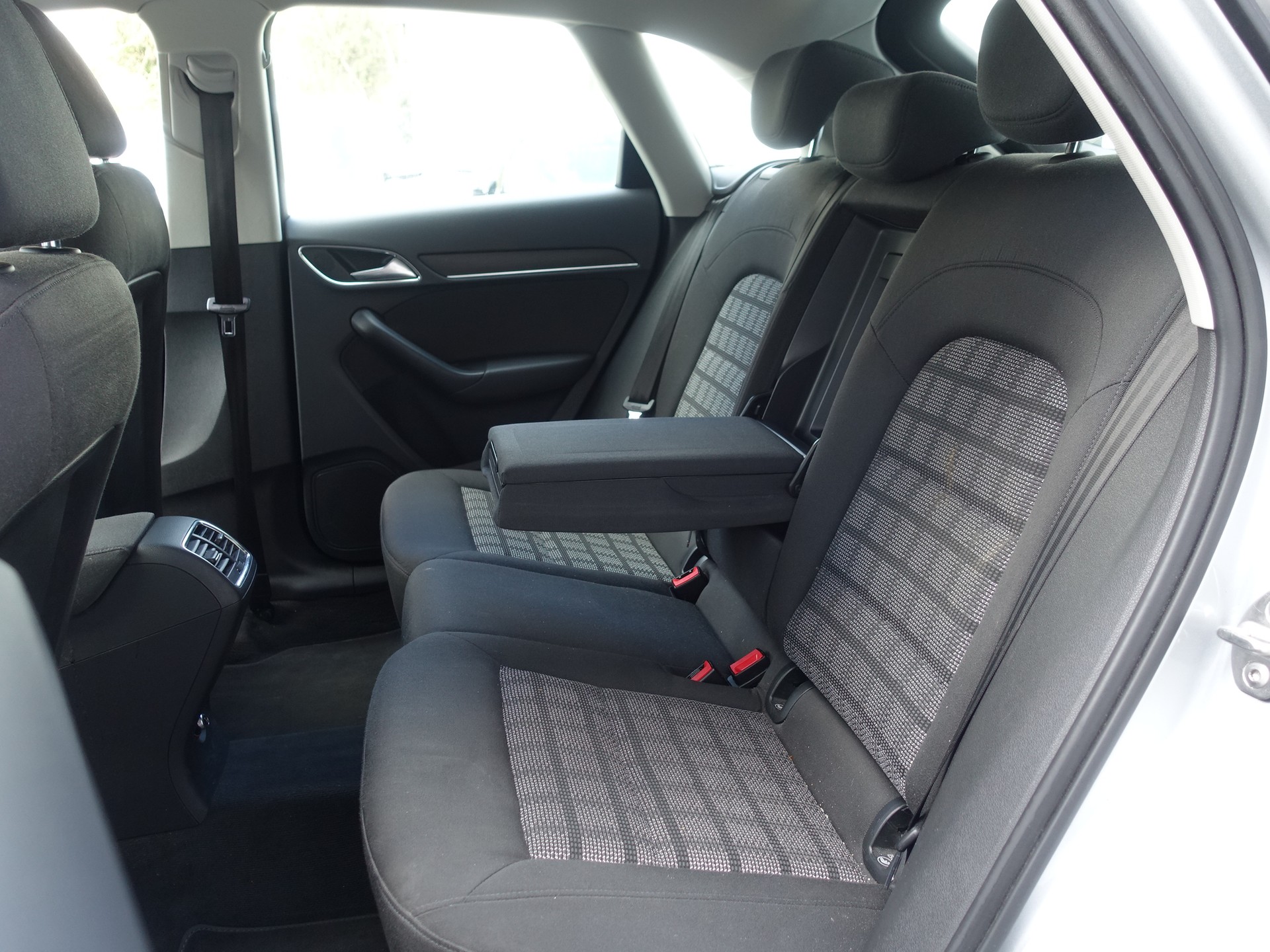 AUDI Q3 2.0 TFSI quattro S-tronic-image-14