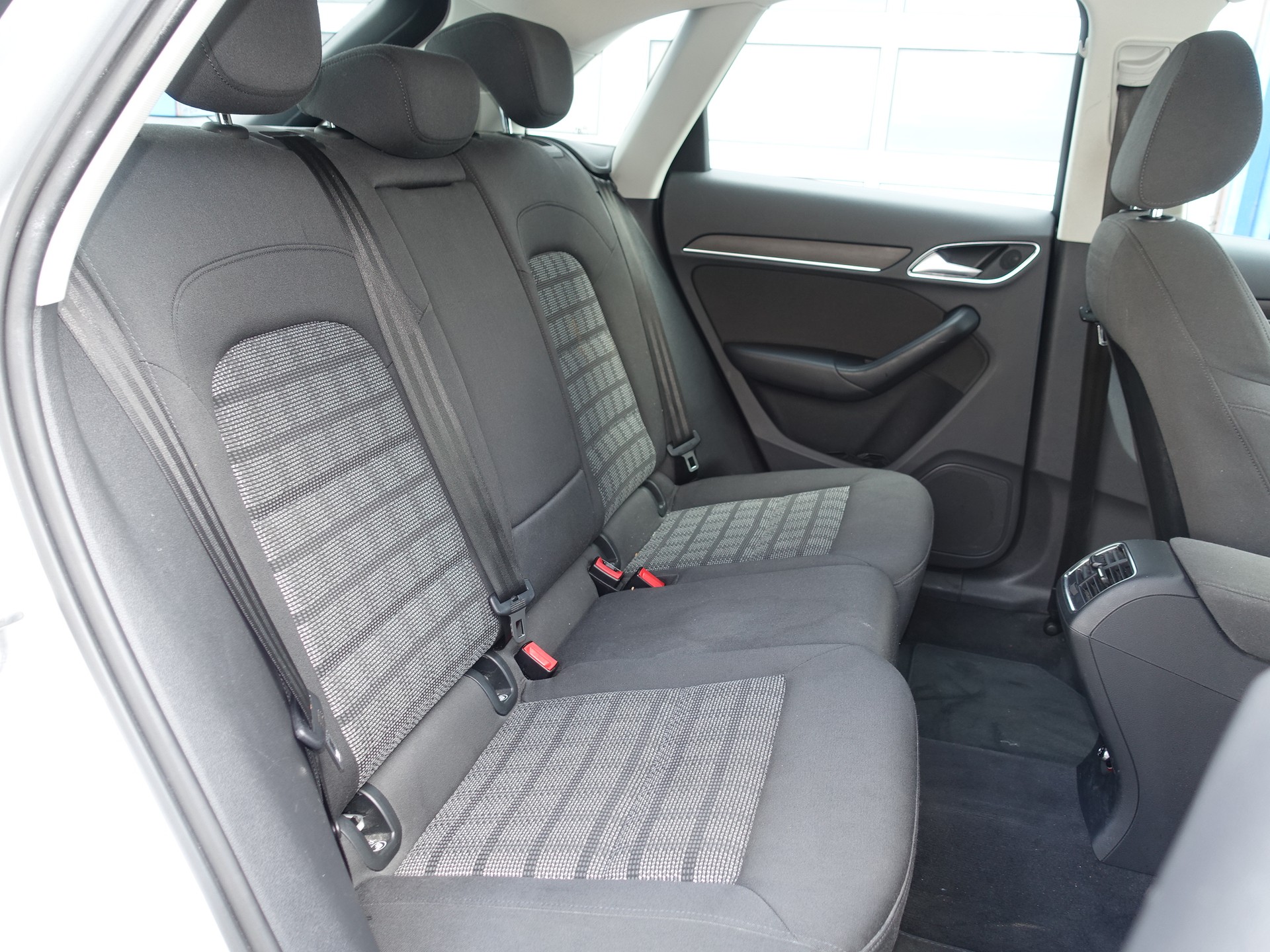 AUDI Q3 2.0 TFSI quattro S-tronic-image-13