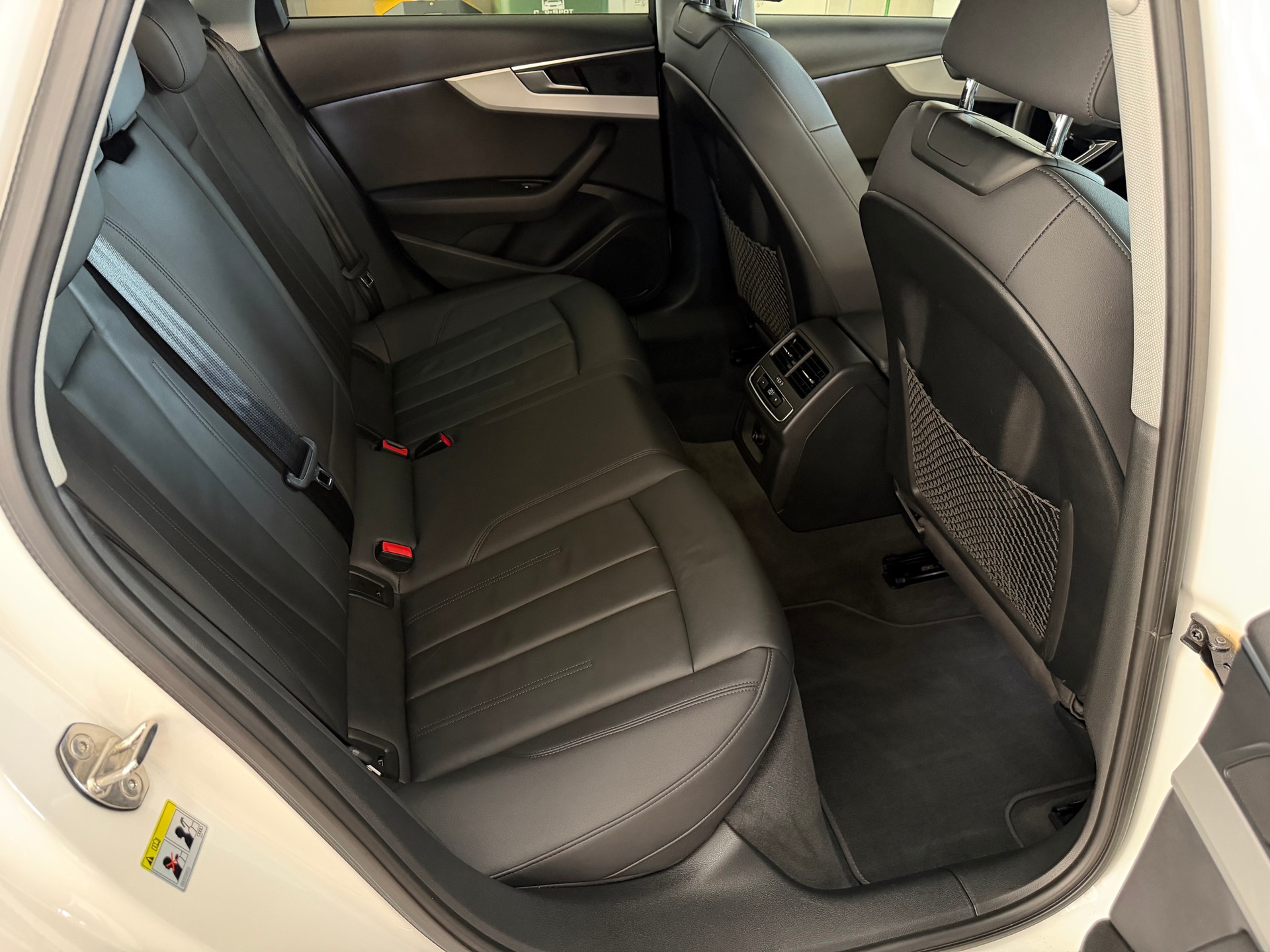 AUDI A4 Avant 40 TDI Attraction quattro S-tronic-image-24