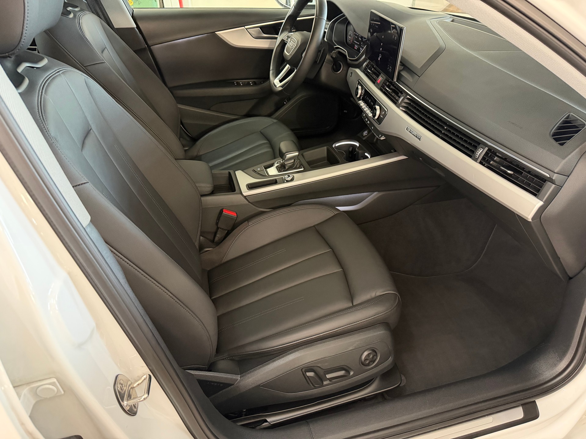 AUDI A4 Avant 40 TDI Attraction quattro S-tronic-image-10