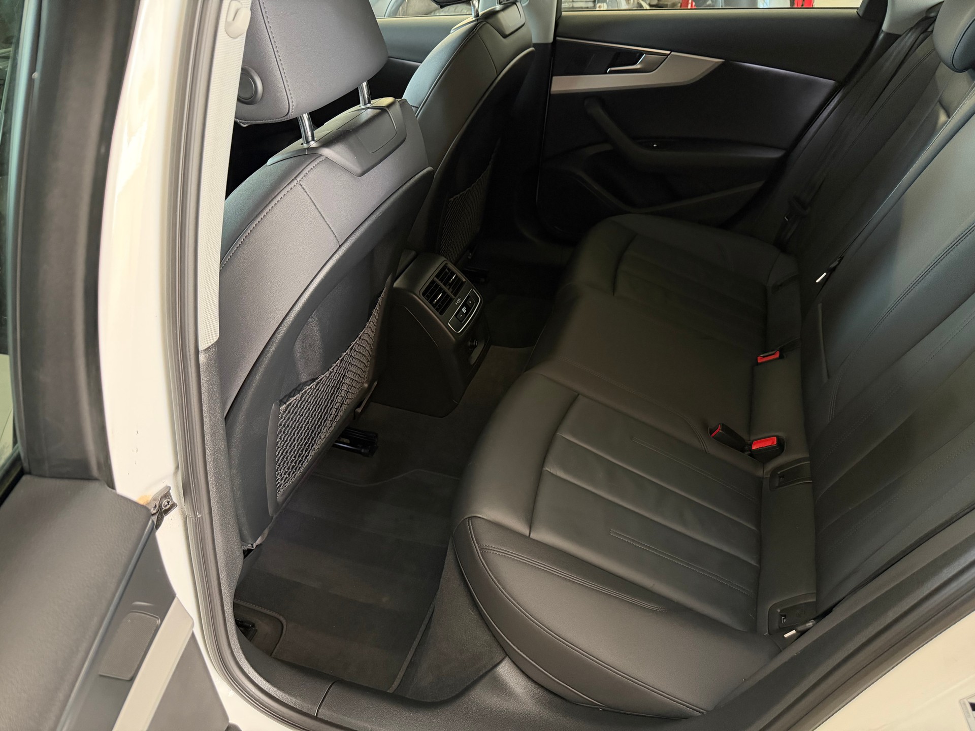 AUDI A4 Avant 40 TDI Attraction quattro S-tronic-image-25