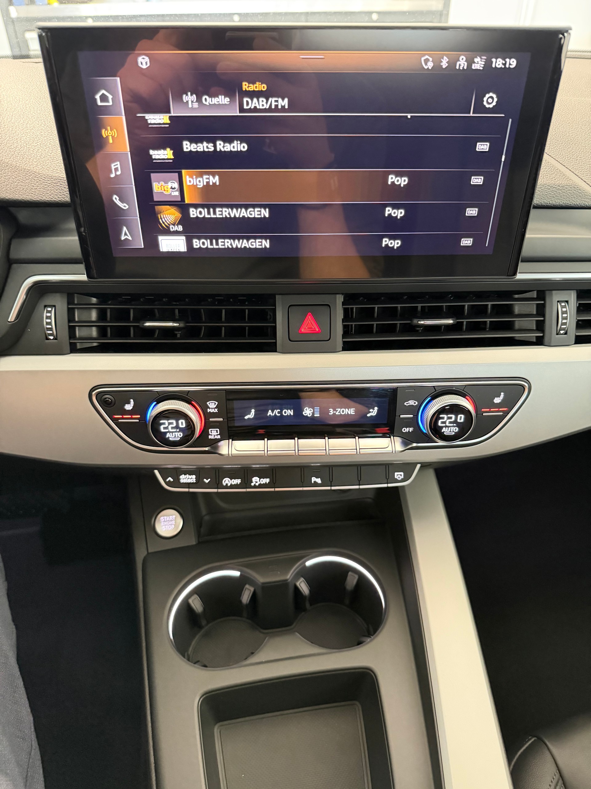 AUDI A4 Avant 40 TDI Attraction quattro S-tronic-image-16