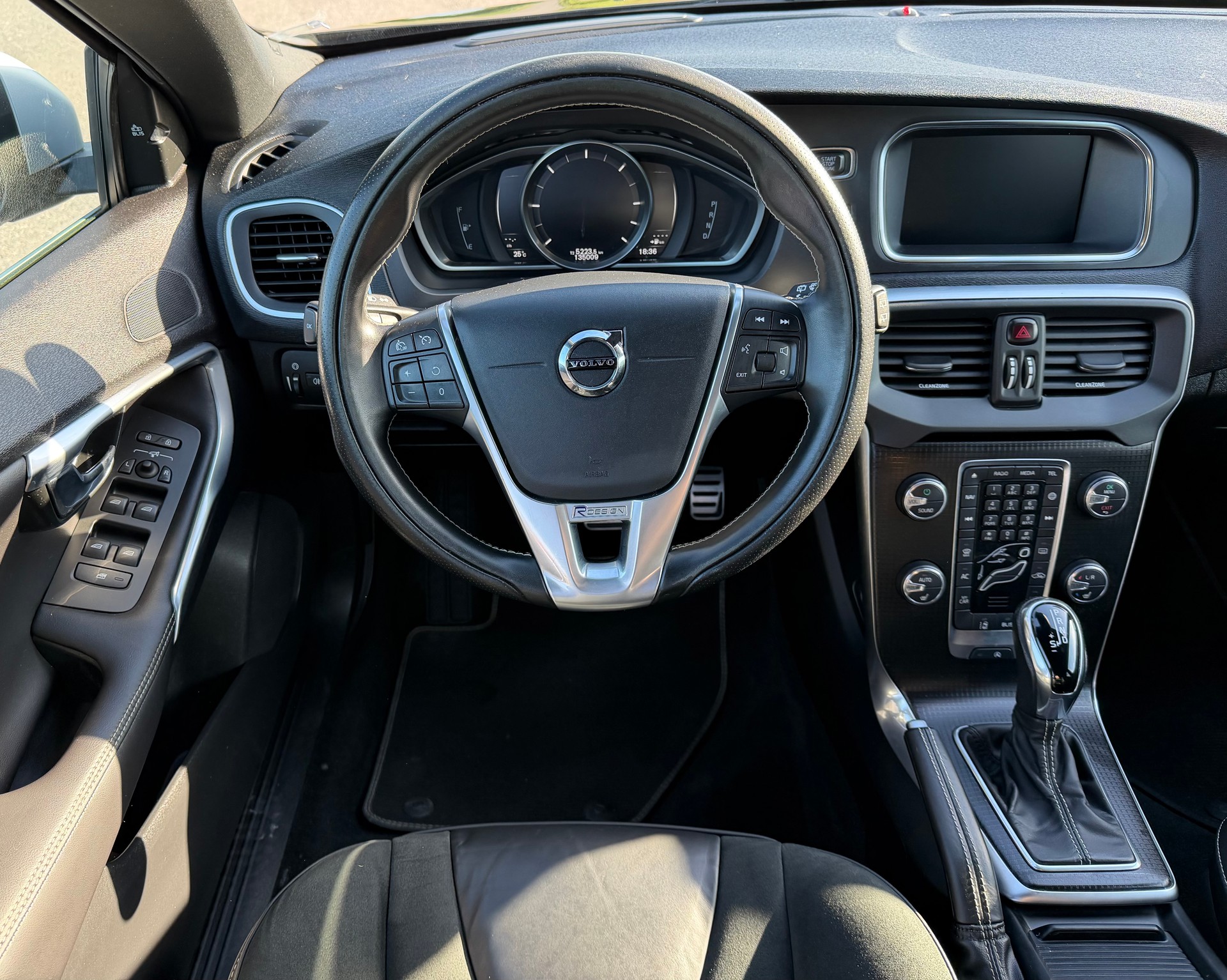 VOLVO V40 D2 R-Design Geartronic-image-13