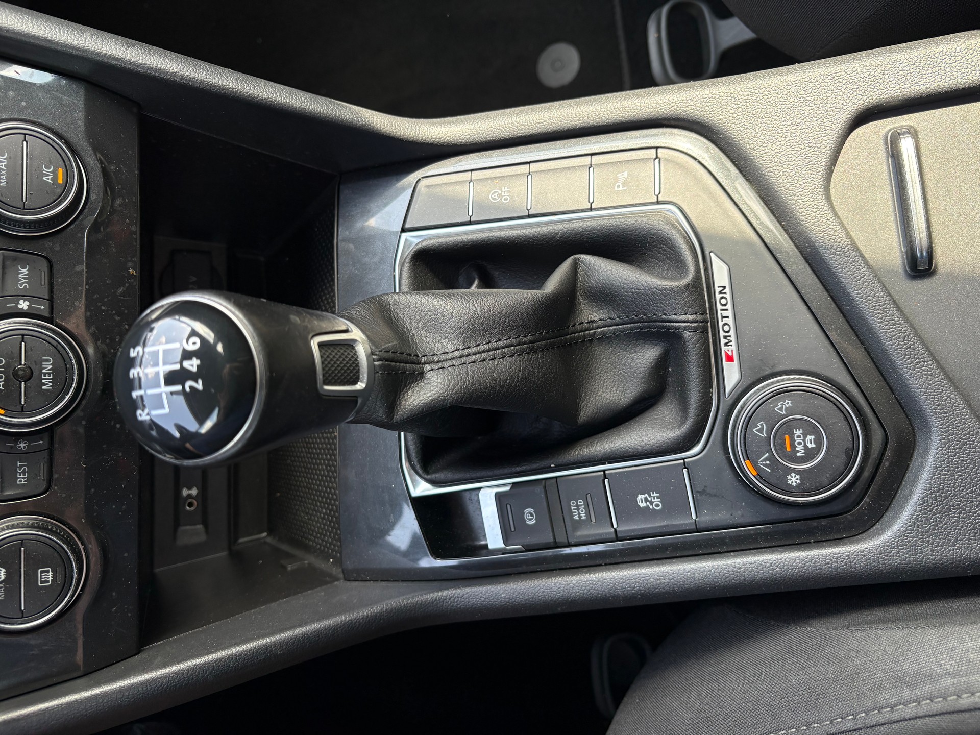 VW Tiguan 2.0 TDI SCR Trendline 4Motion-image-9