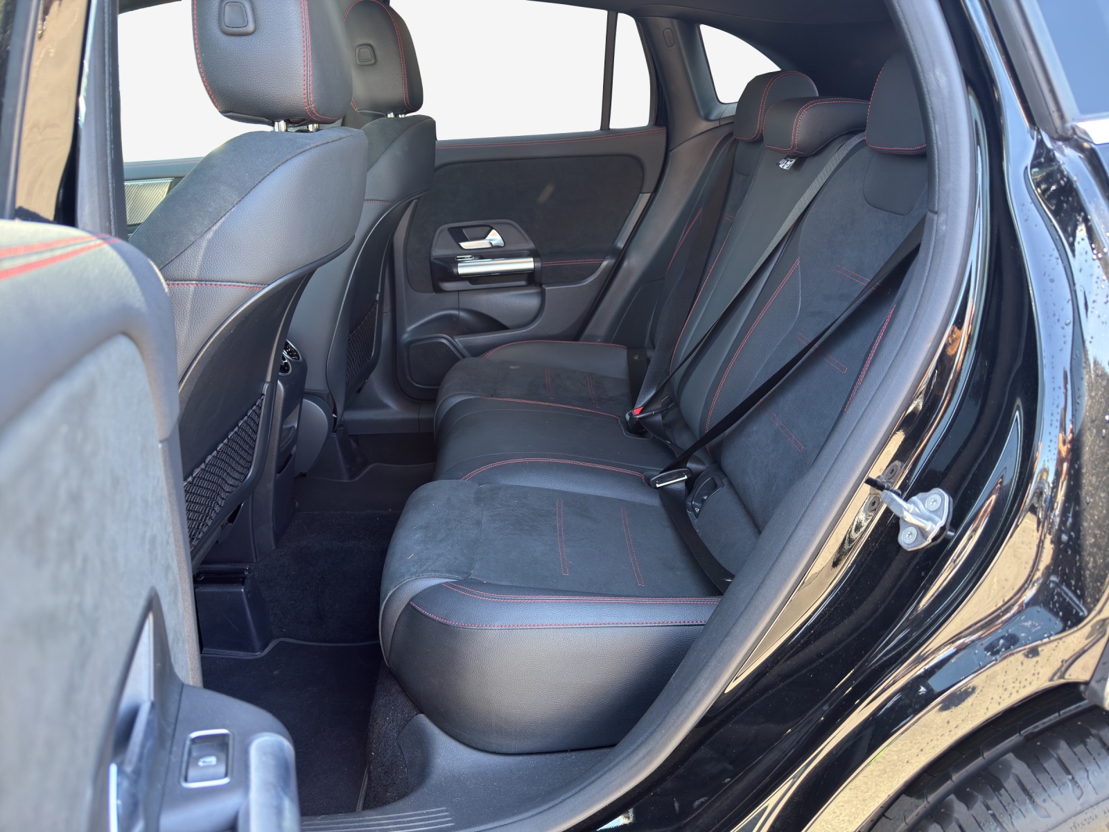 MERCEDES-BENZ GLA 180 AMG Line 7G-DCT-image-11