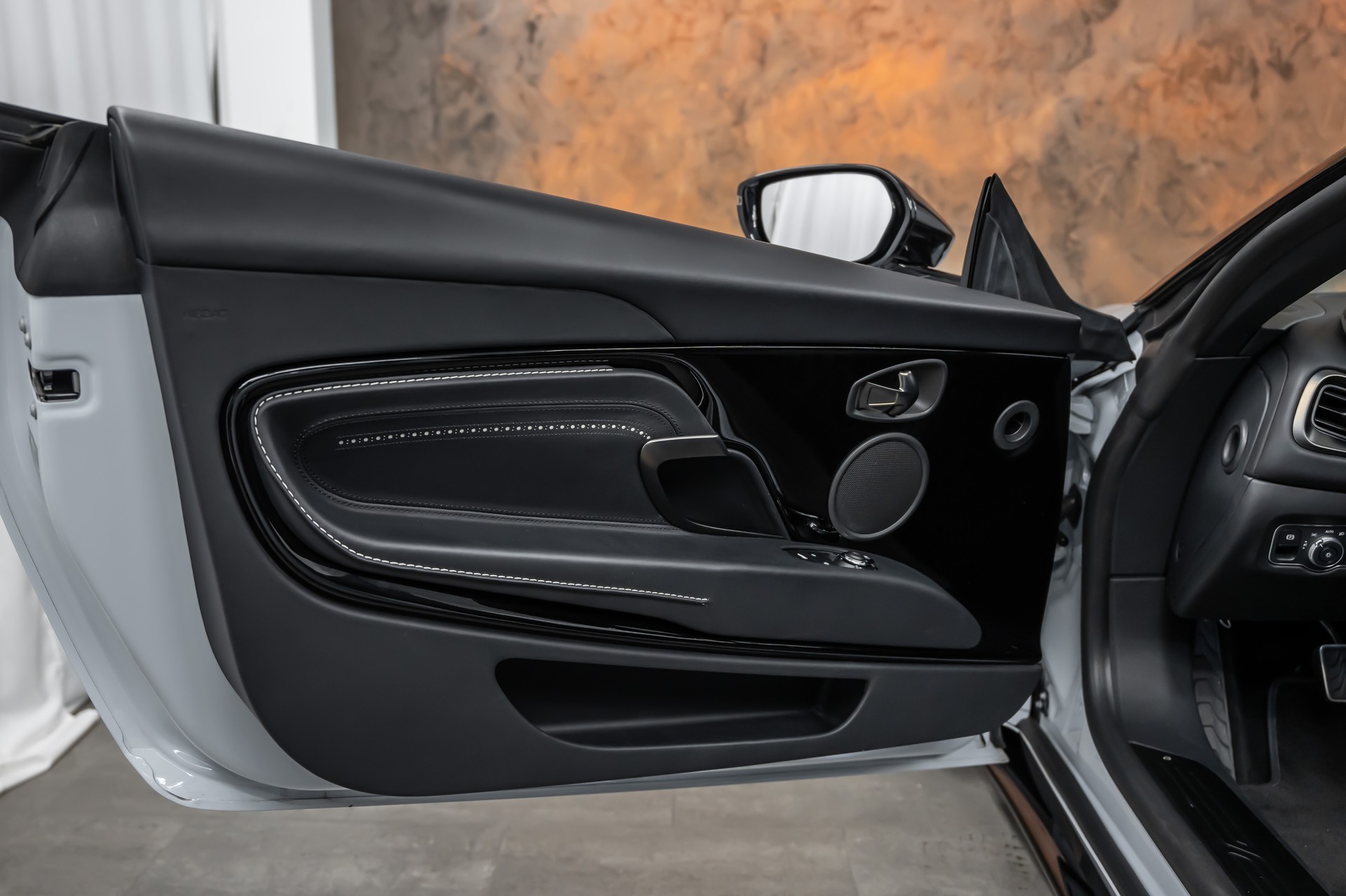 ASTON MARTIN DB11 V8 Volante Touchtronic 3 *Timeless Garantie*Sitzbelüftung*Alcantara*360°*-image-17