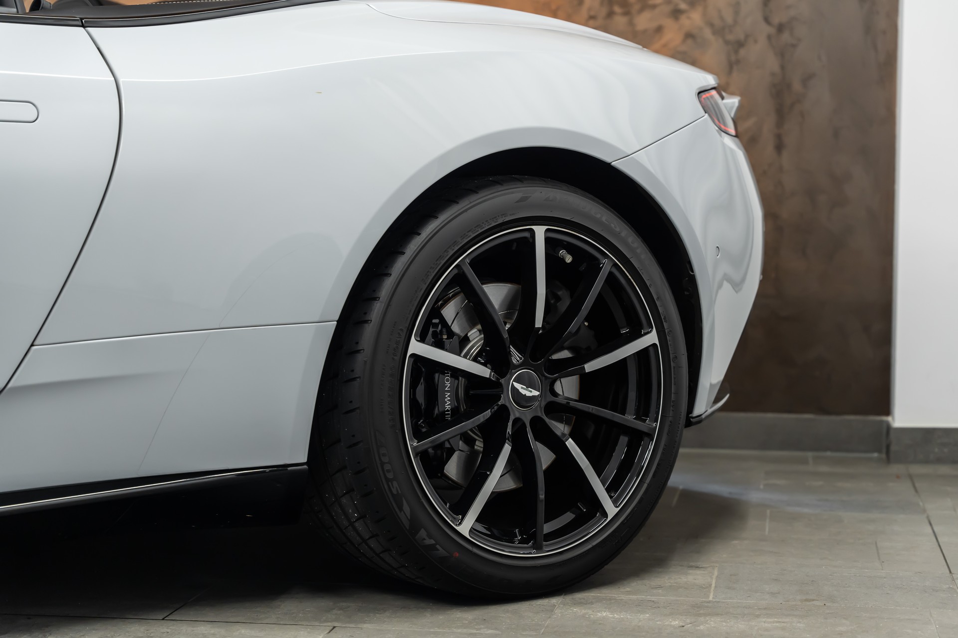 ASTON MARTIN DB11 V8 Volante Touchtronic 3 *Jewellery Satin Dark*AMP Sound*Sportsitze*20" Felgen Diamond*-showroom-element-3