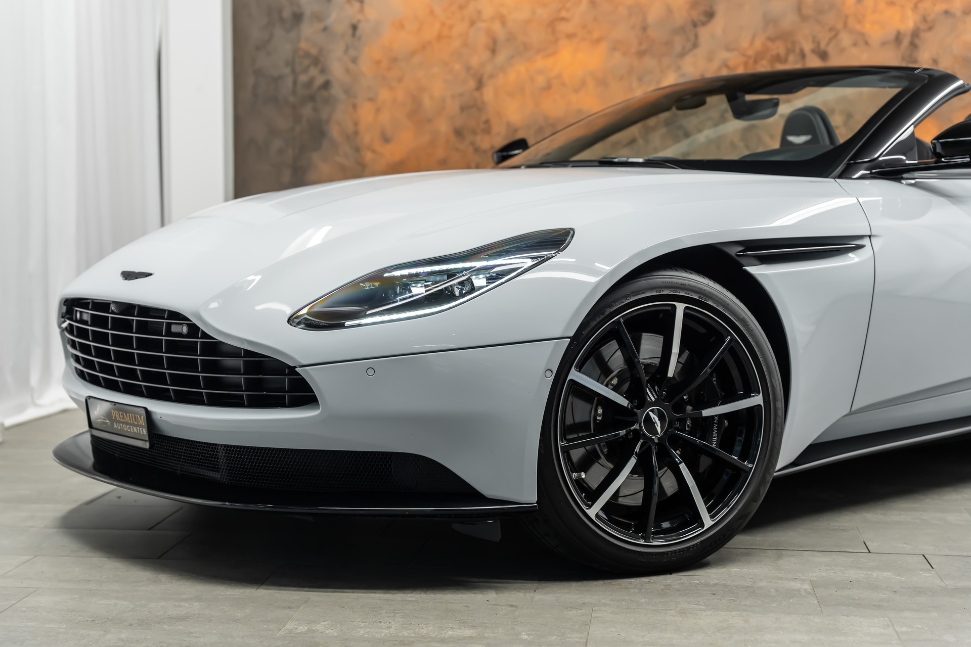 ASTON MARTIN DB11 V8 Volante Touchtronic 3 *Jewellery Satin Dark*AMP Sound*Sportsitze*20" Felgen Diamond*-showroom-element-1