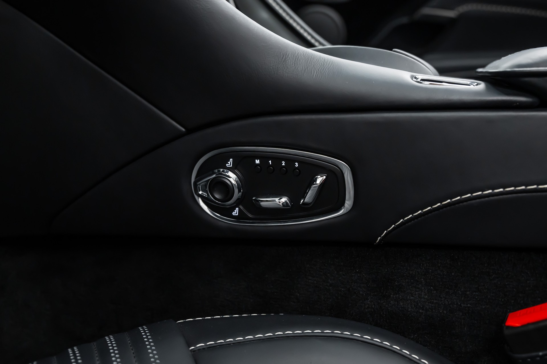 ASTON MARTIN DB11 V8 Volante Touchtronic 3 *Timeless Garantie*Sitzbelüftung*Alcantara*360°*-image-19