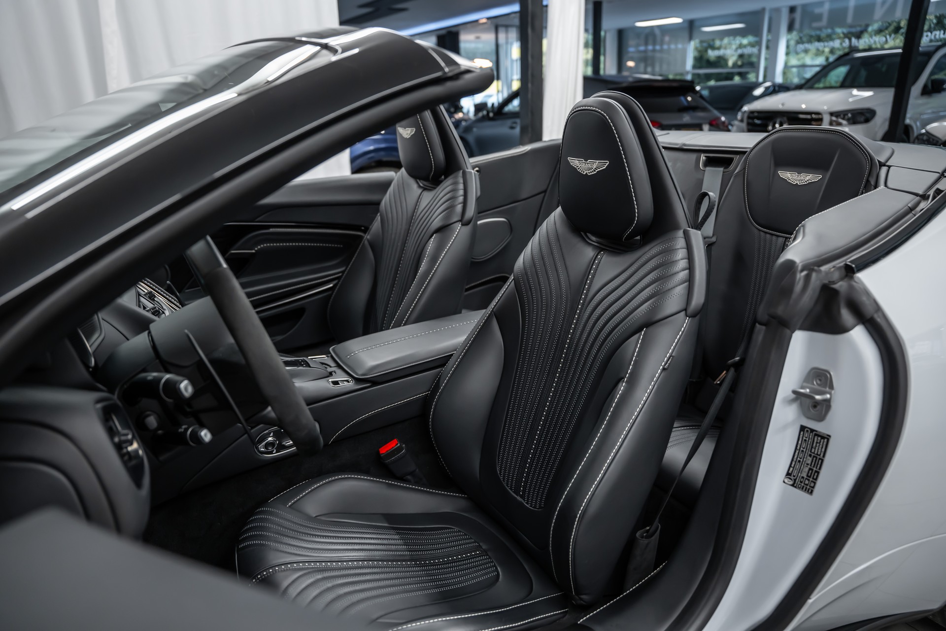 ASTON MARTIN DB11 V8 Volante Touchtronic 3 *Timeless Garantie*Sitzbelüftung*Alcantara*360°*-image-14
