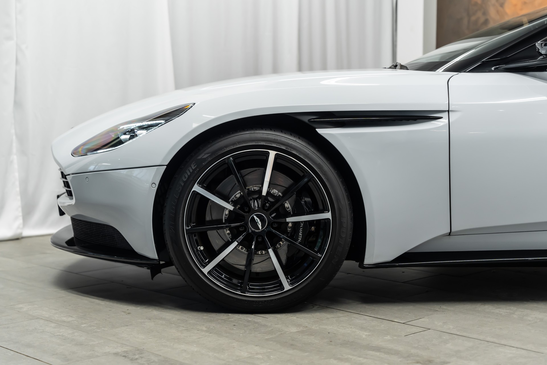 ASTON MARTIN DB11 V8 Volante Touchtronic 3 *Jewellery Satin Dark*AMP Sound*Sportsitze*20" Felgen Diamond*-showroom-element-2
