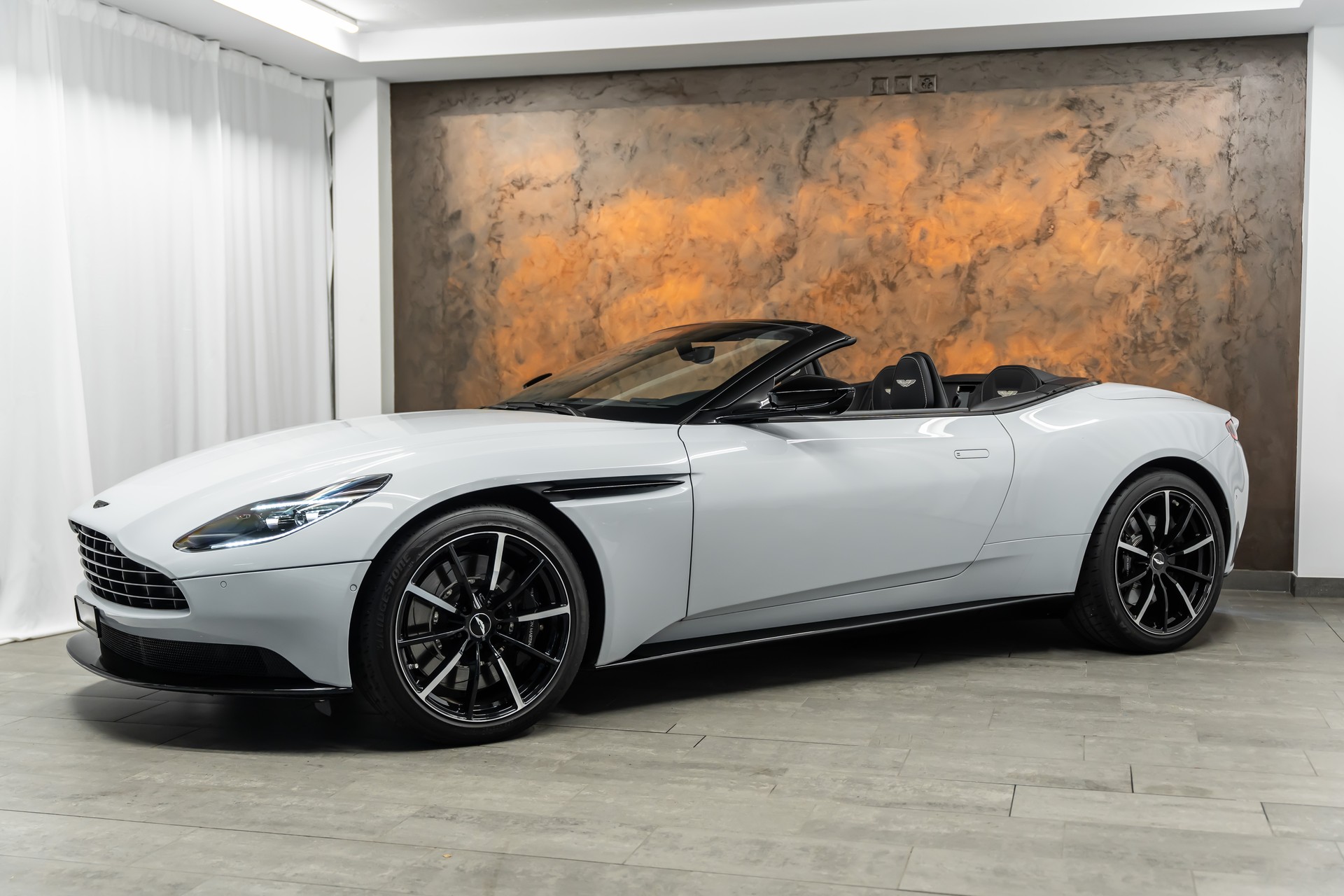 ASTON MARTIN DB11 V8 Volante Touchtronic 3 *Timeless Garantie*Sitzbelüftung*Alcantara*360°*-image-4