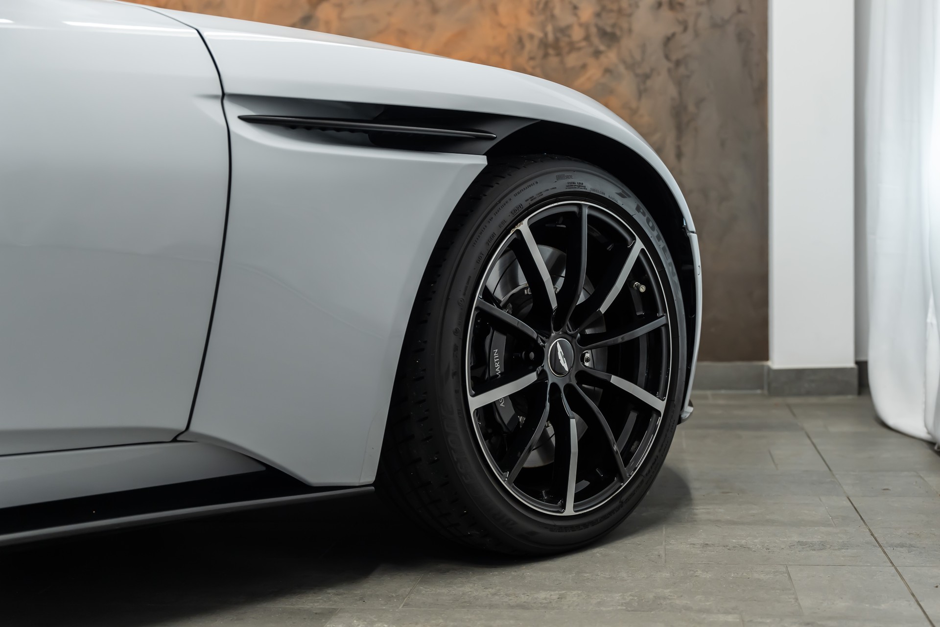 ASTON MARTIN DB11 V8 Volante Touchtronic 3 *Timeless Garantie*Sitzbelüftung*Alcantara*360°*-image-11