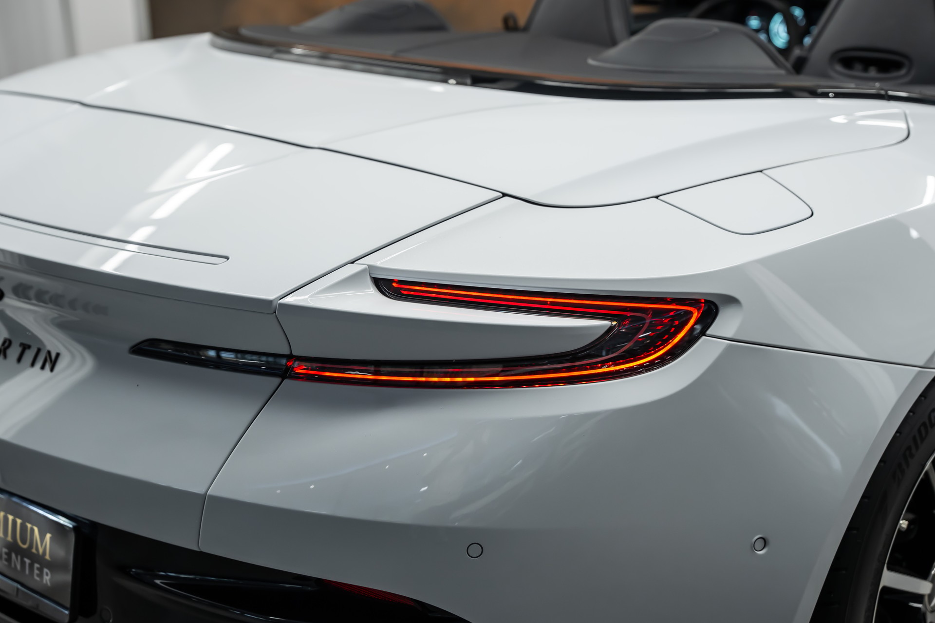 ASTON MARTIN DB11 V8 Volante Touchtronic 3 *Timeless Garantie*Sitzbelüftung*Alcantara*360°*-image-10