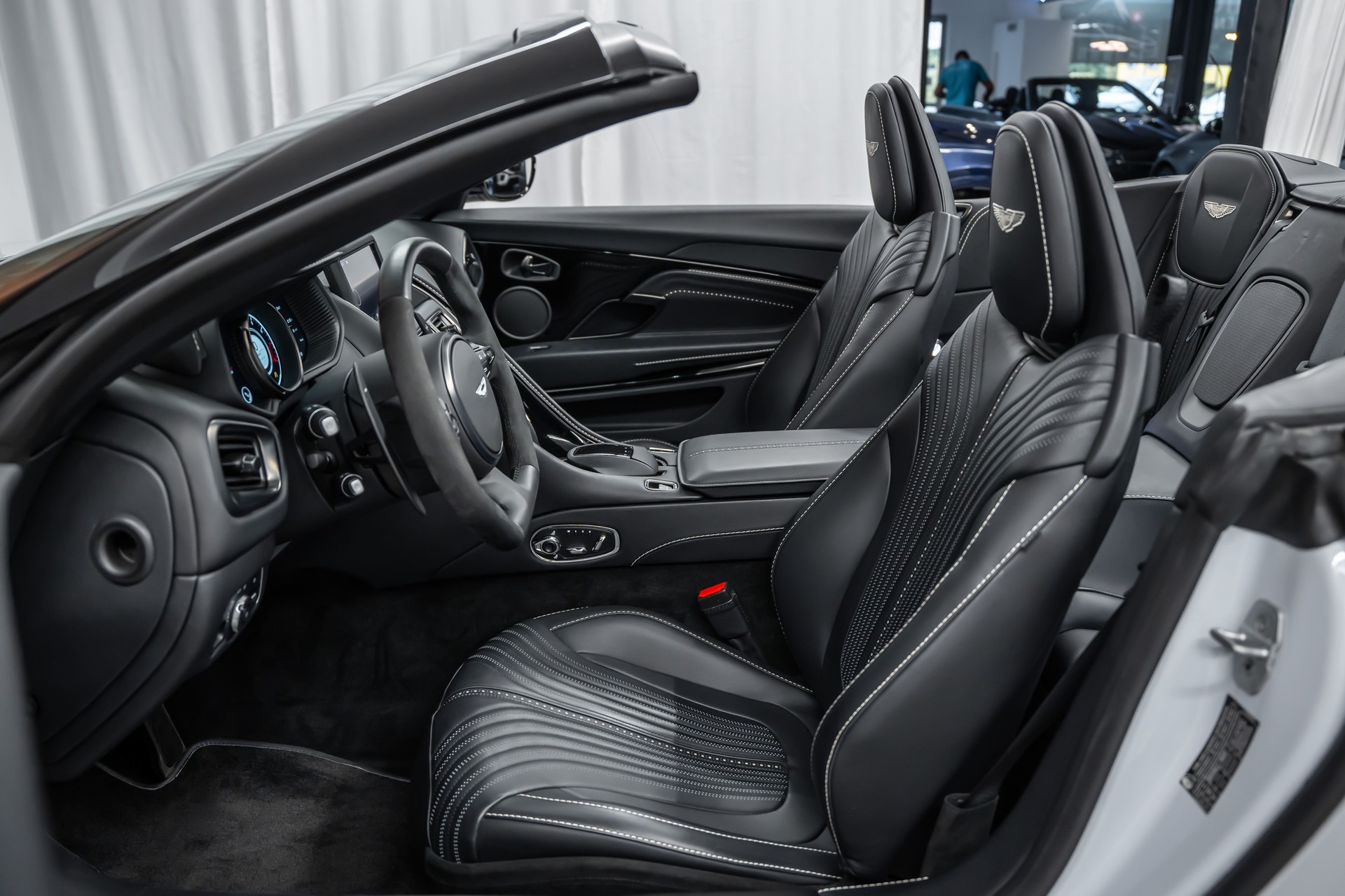 ASTON MARTIN DB11 V8 Volante Touchtronic 3 *Timeless Garantie*Sitzbelüftung*Alcantara*360°*-image-13
