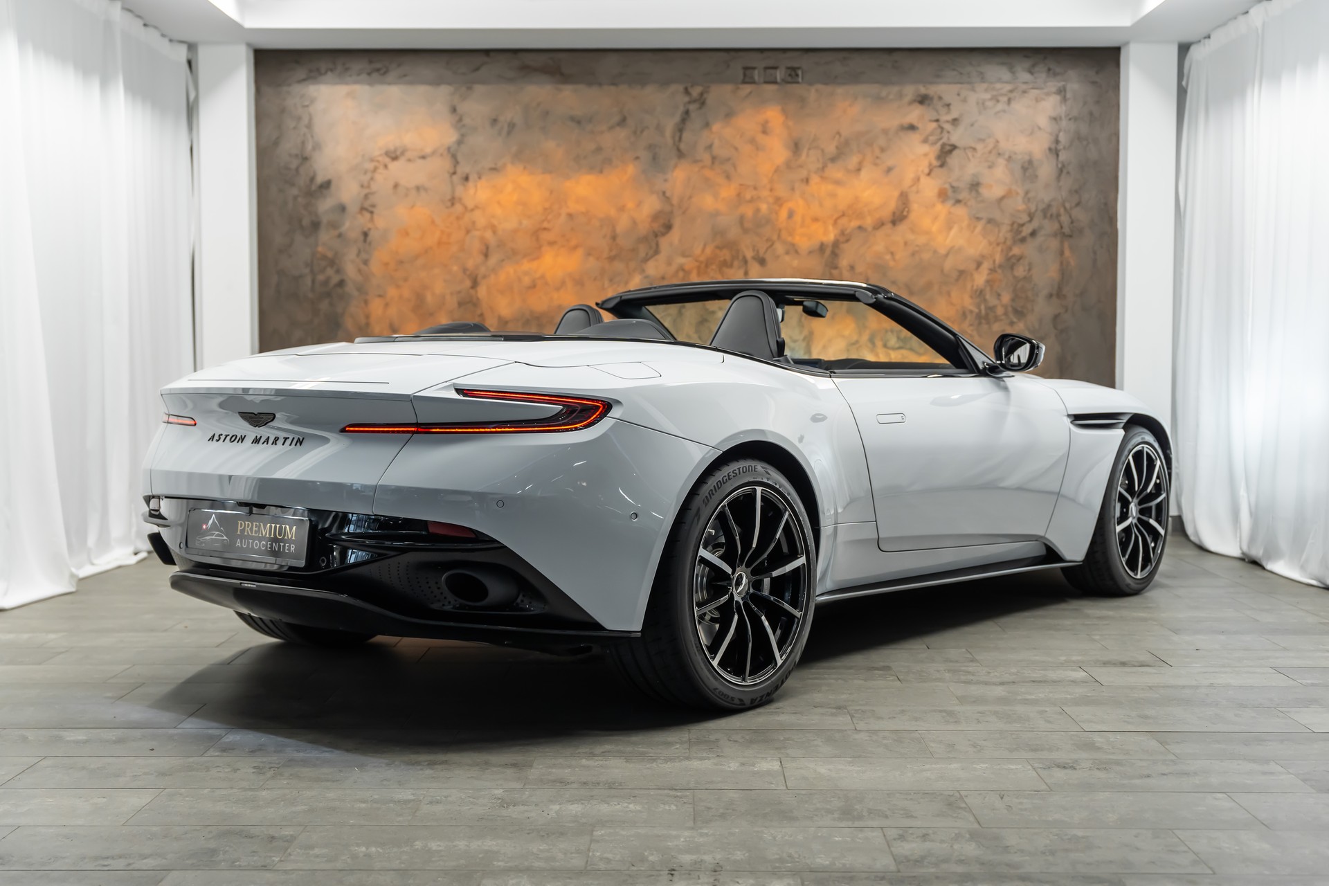 ASTON MARTIN DB11 V8 Volante Touchtronic 3 *Timeless Garantie*Sitzbelüftung*Alcantara*360°*-image-8