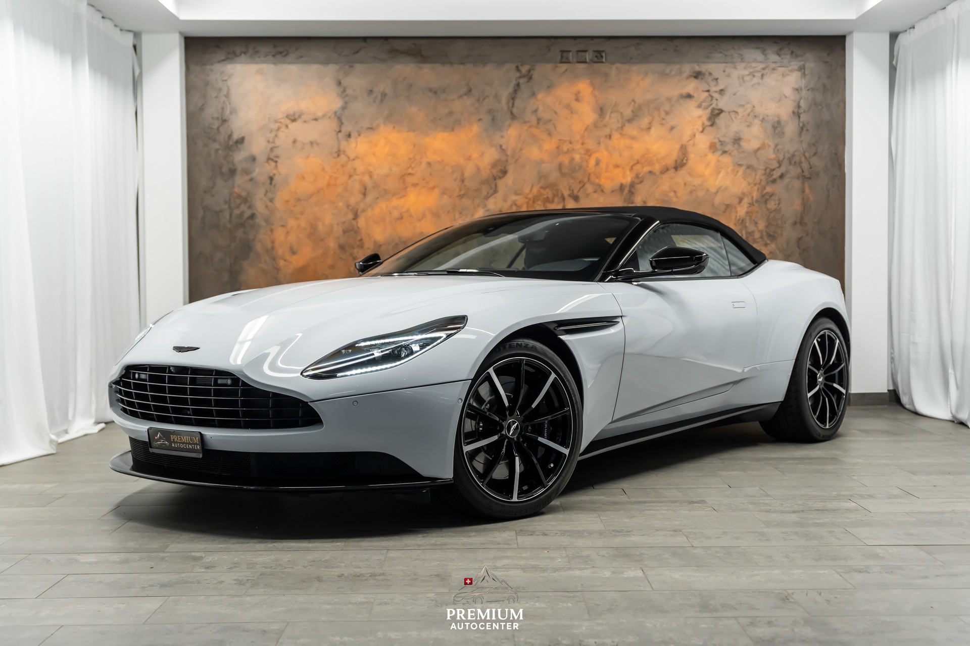 ASTON MARTIN DB11 V8 Volante Touchtronic 3 *Timeless Garantie*Sitzbelüftung*Alcantara*360°*-image-7