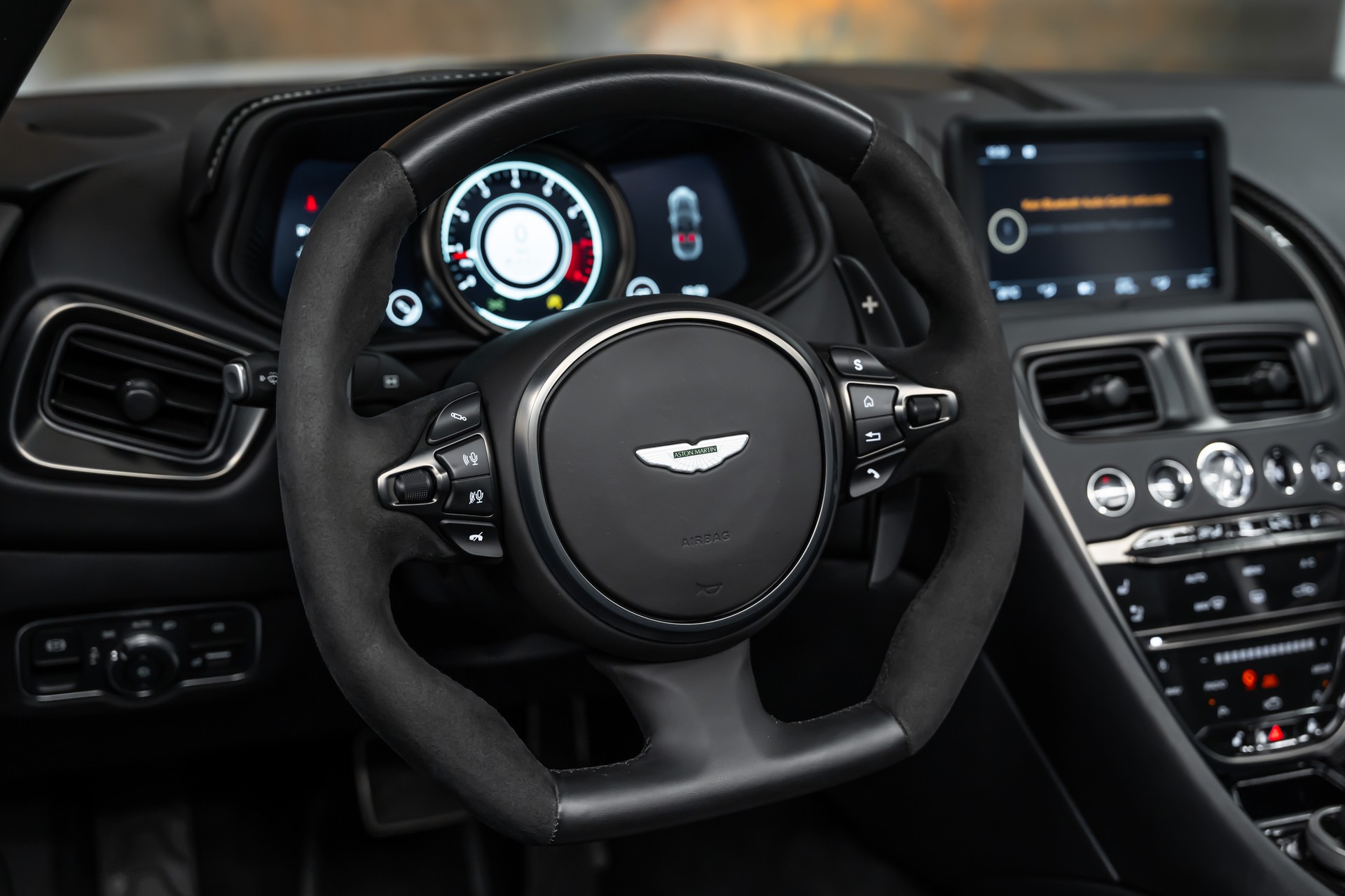 ASTON MARTIN DB11 V8 Volante Touchtronic 3 *Timeless Garantie*Sitzbelüftung*Alcantara*360°*-image-21