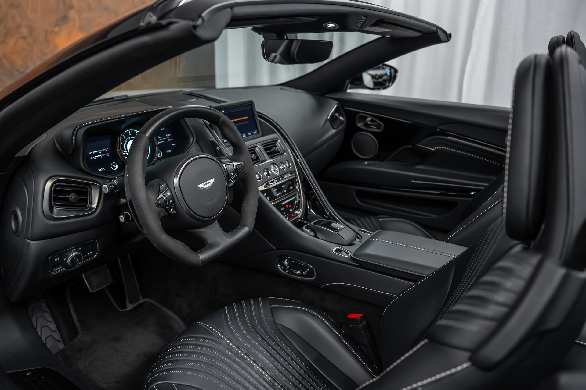 ASTON MARTIN DB11 V8 Volante Touchtronic 3 *Timeless Garantie*Sitzbelüftung*Alcantara*360°*-image-12