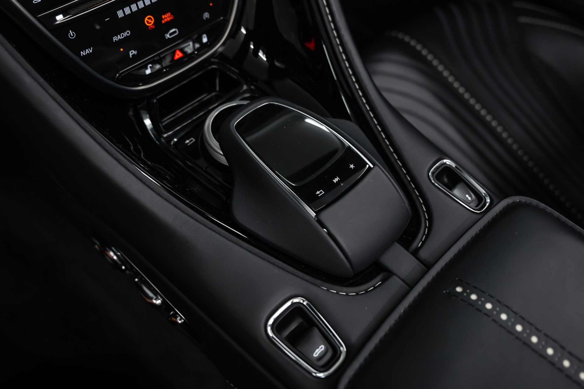 ASTON MARTIN DB11 V8 Volante Touchtronic 3 *Timeless Garantie*Sitzbelüftung*Alcantara*360°*-image-27